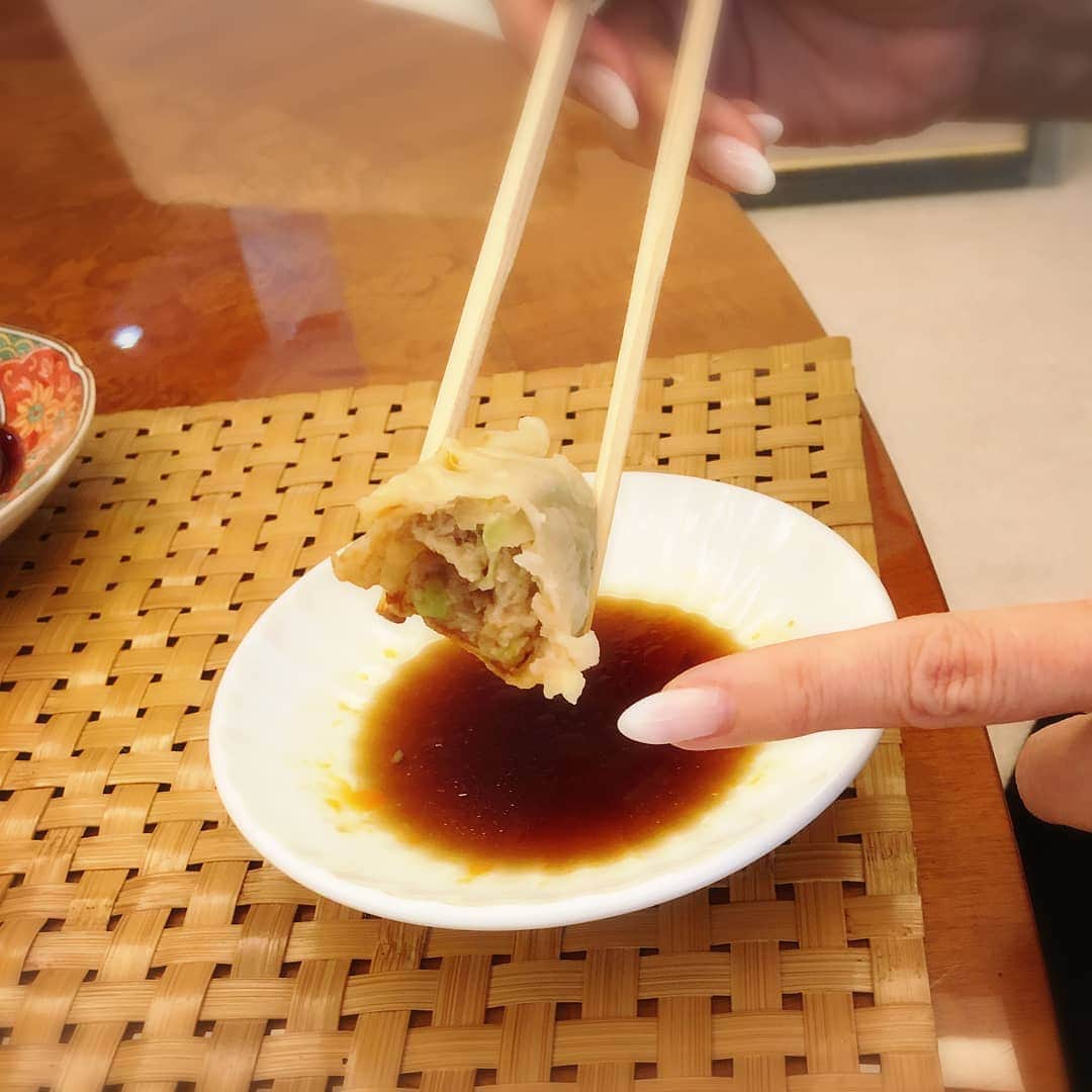 小林幸子さんのインスタグラム写真 - (小林幸子Instagram)「今晩の夕飯は、餃子✨ 先日、大沢悠里さんから頂いた中華　料理世界大会で、餃子部門チャンピオン🏆になった蓮月さんの餃子❣️  凄い⤴️⤴️ 今迄食べた餃子のなかで、もしかしたらTOPかも‼️‼️ 私が焼いてこれだけ美味しいから、お店で食べたらもっと美味しいはず❤️ 明日に向かって、パワーつきました😊  #sachikokobayashi  #小林幸子 #おうちごはん  #餃子  #チャンピオンの餃子 #蓮月  #大沢悠里 さん #凄い美味しい  #パワーついた  #明日は米フェス」10月10日 18時53分 - kobayashi_sachiko_5884