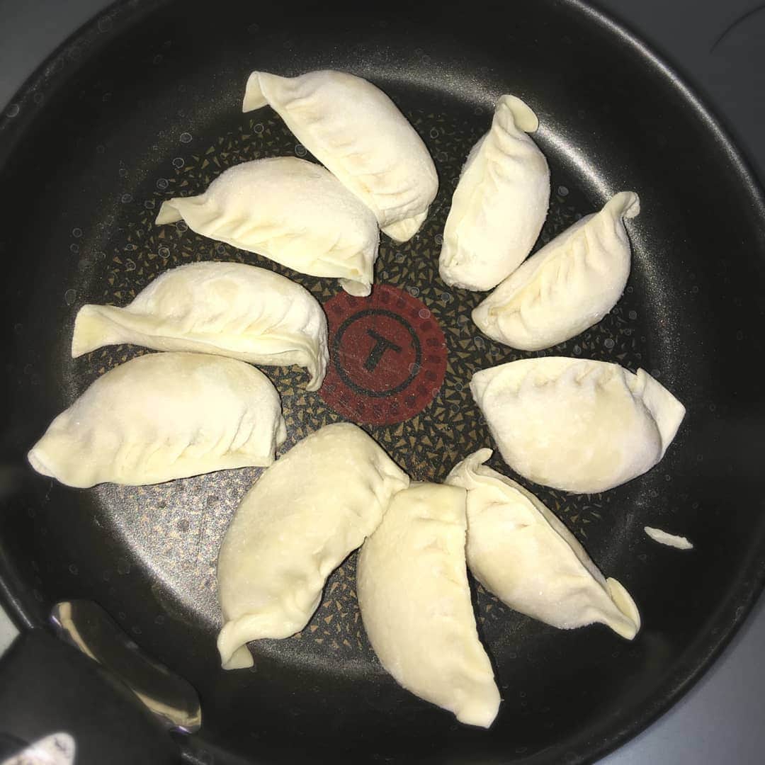 小林幸子さんのインスタグラム写真 - (小林幸子Instagram)「今晩の夕飯は、餃子✨ 先日、大沢悠里さんから頂いた中華　料理世界大会で、餃子部門チャンピオン🏆になった蓮月さんの餃子❣️  凄い⤴️⤴️ 今迄食べた餃子のなかで、もしかしたらTOPかも‼️‼️ 私が焼いてこれだけ美味しいから、お店で食べたらもっと美味しいはず❤️ 明日に向かって、パワーつきました😊  #sachikokobayashi  #小林幸子 #おうちごはん  #餃子  #チャンピオンの餃子 #蓮月  #大沢悠里 さん #凄い美味しい  #パワーついた  #明日は米フェス」10月10日 18時53分 - kobayashi_sachiko_5884