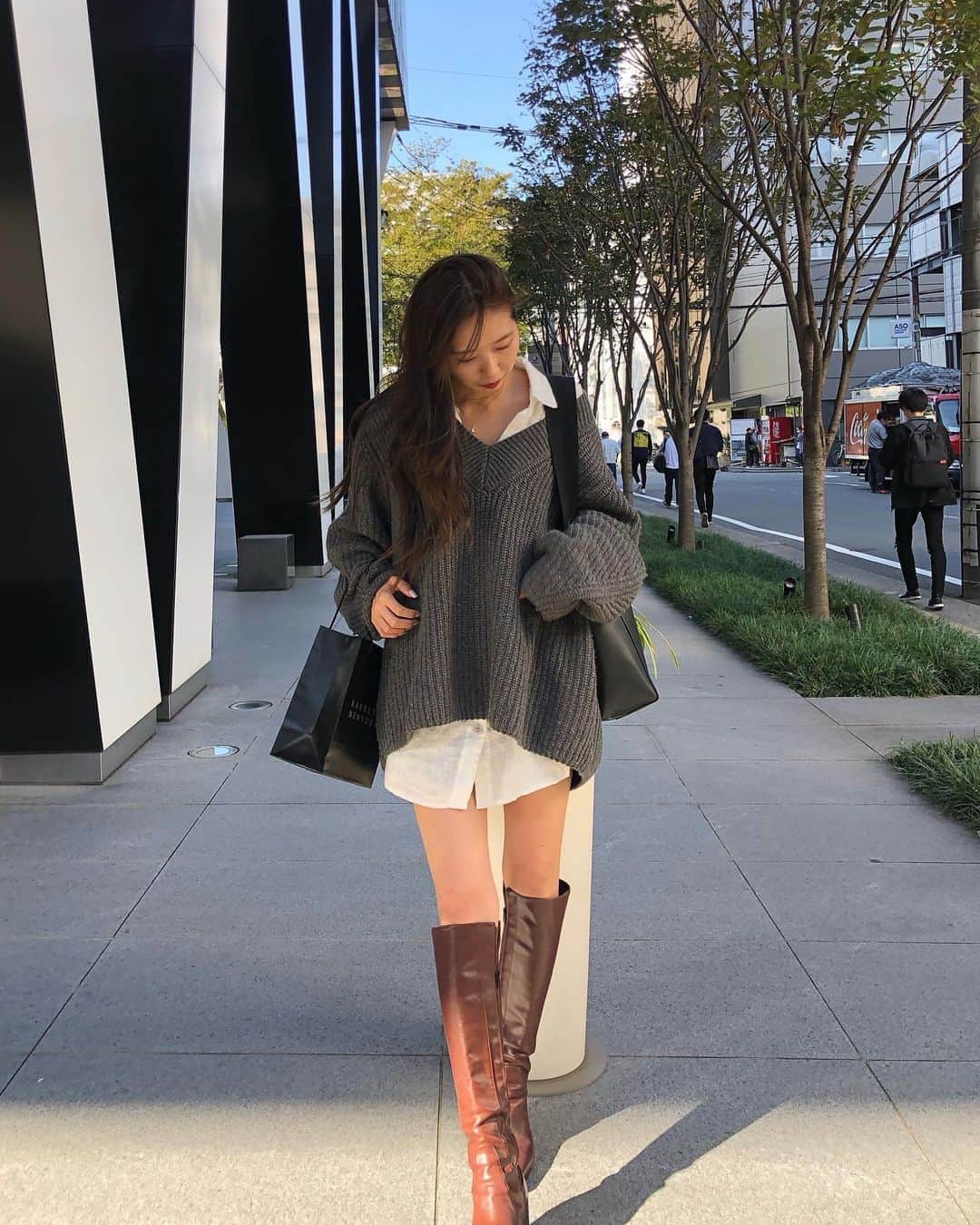 のインスタグラム：「. あっと言う間にknitの季節 🧶🍂 シャツにざっくりニットの合わせあざとくて好き✌🏽 . . #hamada_diary」