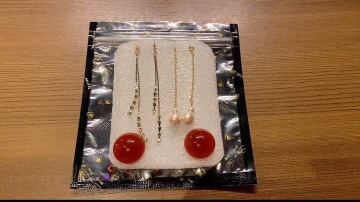 のインスタグラム：「昨日歌手のHARUちゃんに久しぶりに会えました💕  手づくりピアスもらっちゃった🤗💕 HARUちゃんありがとう〜💋💋💋💋💋💋  #心の友」