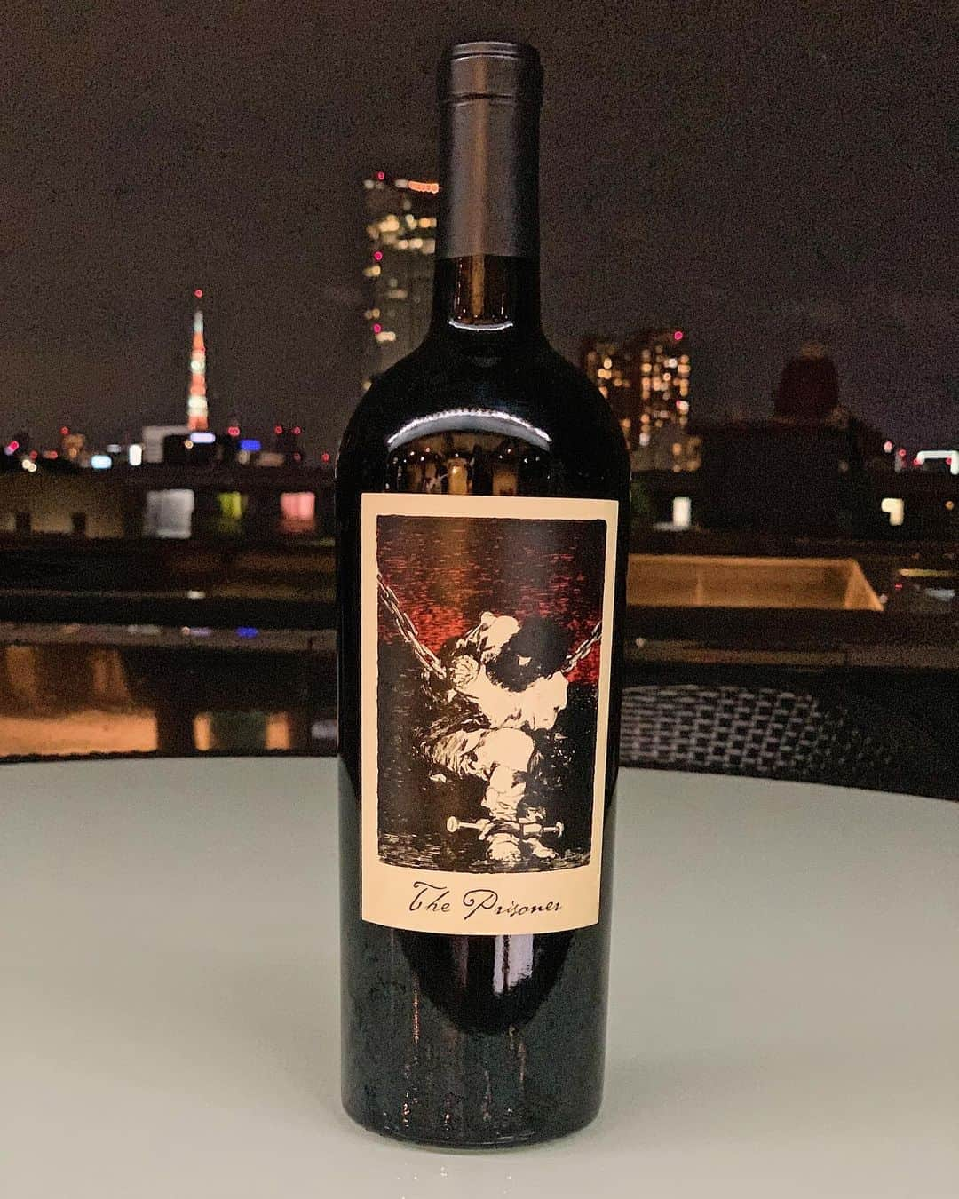 日下裕江さんのインスタグラム写真 - (日下裕江Instagram)「頂いたナパバレーの赤ワイン🍷 The Prisoner  『Red Blend2016』  評価は★4.4✔︎  高評価🙌  評価の通りすっごく美味しかった😋💕  プラムにカシス、コーヒーや黒胡椒、シナモンの香り♪ 深みのある芳醇な香りでした❀.*･ﾟ  東京タワー🗼と 都内の夜景を眺めながら 🍷片手に至福の時💓  ご馳走様でした✨  #redwine #redblend #redblend2016  #theptisonertvseries  #赤ワイン #ワイン #ワインと夜景 #ワインと東京タワー🗼」10月10日 18時58分 - hiroe___h