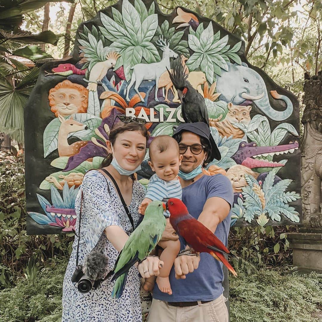 Kimberly Ryderのインスタグラム：「foto 1: Aduh pinternya anakku nga takut sama binatang. Baru pertama kali ketemu birds udah mau di sayang2 aja... foto 2: Jangan kedeketan nanti digigit!!! • Seneng bisa bawa Rayden ke @balizoo and introduce dia ke binatang2 yang biasanya aku ceritain di buku. And happy that Bali Zoo is stroller-friendly jadi gampang bawa Rayden keliling.」