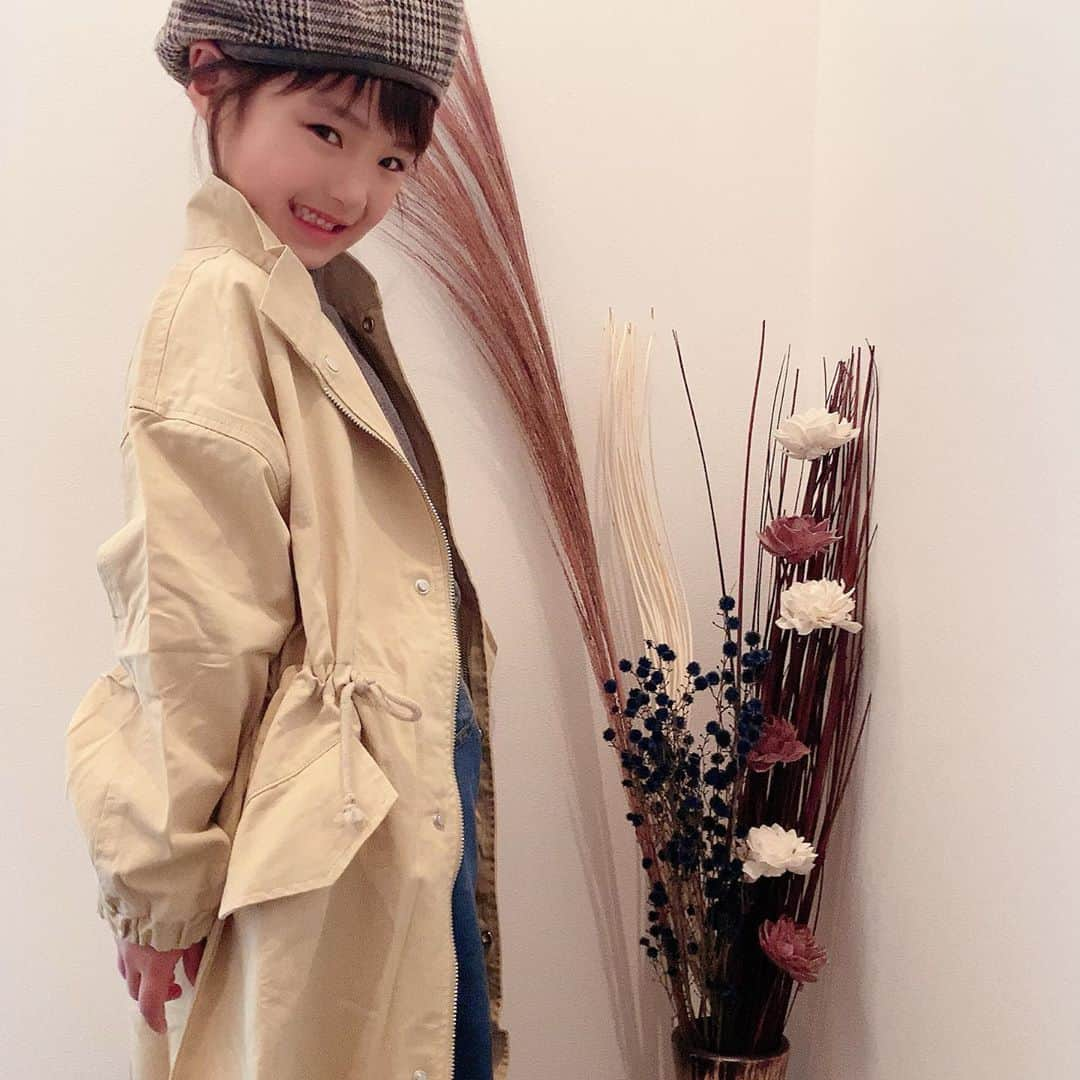 ♡KAO♡さんのインスタグラム写真 - (♡KAO♡Instagram)「： ： @smilekids888 coordinate♡♡♡ ： ： 今日はとにかく寒くて寒くて‼️ アウター必須でしたな‼️ @smilekids888 にて販売中の新作♡ ロング丈が可愛い今の時期大活躍の薄手のコート❤︎ シルエット綺麗で閉めてきても勿論可愛い❤️❤️ カーキもあるよ❤︎❤︎❤︎ ： ： 新作、再販とにかく秒で無くなる人気商品が 本日21時よりSTARTなので是非✔︎してみてね❤️❤️ 合わせてるパンツも今日また再販だって♡ ずっと欲しくて前回やっと再販でget出来ましたww 今夜、私もポチポチ頑張るぞ٩(ˊᗜˋ*)و ： ： アウター/パンツ▹▸ @smilekids888  -身長120cm size130- ： ： ： ： ： ： ： ： ： ： ： ： ： ：  #ig_kidsfashion #kidsfashion #親バカ #ig_oyabakabu #親バカ部 #娘 #6歳 #女の子 #インスタキッズ #ig_kids #mamanoko #ママリ #hugmug #コドモノ #キッズファッション #コドモダカラ #comona #キッセレ #ママタス #cruzキッズ #プチプラコーデ  #プチプラコーデ  #韓国ファッション #韓国子供服」10月10日 19時09分 - o0.don_tama.0o