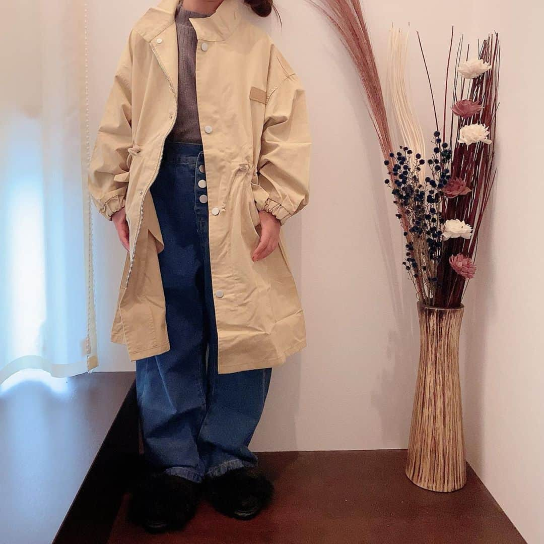 ♡KAO♡さんのインスタグラム写真 - (♡KAO♡Instagram)「： ： @smilekids888 coordinate♡♡♡ ： ： 今日はとにかく寒くて寒くて‼️ アウター必須でしたな‼️ @smilekids888 にて販売中の新作♡ ロング丈が可愛い今の時期大活躍の薄手のコート❤︎ シルエット綺麗で閉めてきても勿論可愛い❤️❤️ カーキもあるよ❤︎❤︎❤︎ ： ： 新作、再販とにかく秒で無くなる人気商品が 本日21時よりSTARTなので是非✔︎してみてね❤️❤️ 合わせてるパンツも今日また再販だって♡ ずっと欲しくて前回やっと再販でget出来ましたww 今夜、私もポチポチ頑張るぞ٩(ˊᗜˋ*)و ： ： アウター/パンツ▹▸ @smilekids888  -身長120cm size130- ： ： ： ： ： ： ： ： ： ： ： ： ： ：  #ig_kidsfashion #kidsfashion #親バカ #ig_oyabakabu #親バカ部 #娘 #6歳 #女の子 #インスタキッズ #ig_kids #mamanoko #ママリ #hugmug #コドモノ #キッズファッション #コドモダカラ #comona #キッセレ #ママタス #cruzキッズ #プチプラコーデ  #プチプラコーデ  #韓国ファッション #韓国子供服」10月10日 19時09分 - o0.don_tama.0o