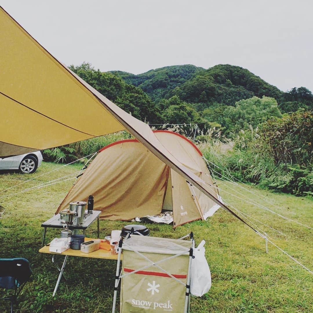 のインスタグラム：「私と息子の人生初テントキャンプ🏕﻿ ﻿ 天候も気温も思ったより良くて、﻿ テントを張ったり、寝床を用意したり、﻿ 初めてのことだらけだったけど、﻿ 先輩キャンパーさん達がいろいろ教えてくれてアイテムも持ってきてくれたおかげで快適に過ごせました‼︎﻿ ﻿ 大自然の中で食べるご飯の美味しさや、﻿焚き火の暖かさ、 吸い込む空気も美味しくて、﻿ そこに大好きな人達の笑顔があるなんて最高な時間だ。﻿ キャンプにハマる気持ちがわかるなぁと思う瞬間でした☺️﻿ ﻿ @nami5757 が使ってるキャンプアイテム、 @snowpeak_official がデザインも可愛いくて使いやすそうって思ったんだけど、﻿ これは新潟のブランドなんだね！！﻿ ﻿ 次いつ行くのか決まってないのに﻿ 私もここのを揃えたくなってしまった（笑）﻿ ﻿ 今回行った場所も新潟の無印津南キャンプ場だし、 こりゃ新潟にはまりそうだ☺️✌️✌️﻿ ﻿ #キャンプ﻿ #新潟  #無印津南キャンプ場 ﻿ #snowpeak」