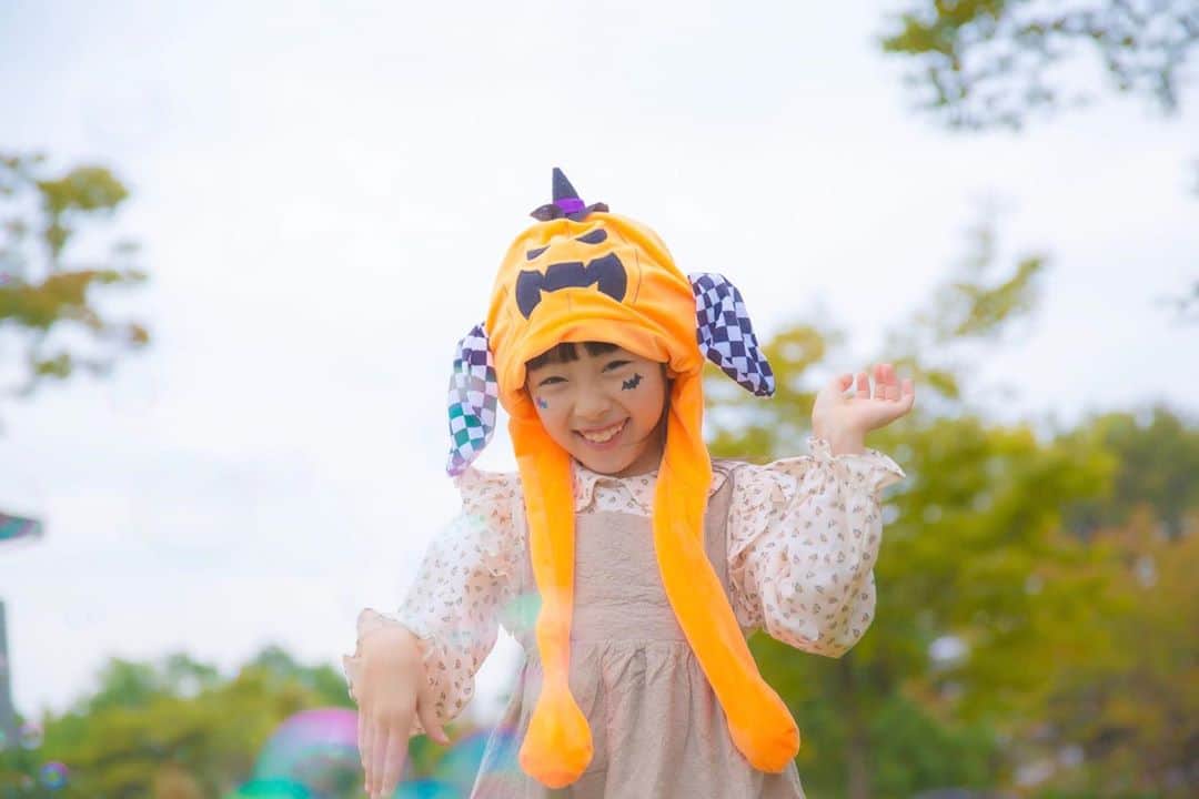 Akiのインスタグラム：「10/10 ・ 我が子は ロケーション撮影だと バブい👶🏻 ・ #おてて赤ちゃんかよ ・ ・  @cameraman.zr.0909 さんの ハロウィン撮影会で撮っていただいた 1枚目🎃 ・ 2枚目以降は母ちゃんカメラ📷 ・ ・ 娘は 皆さんご存知の通り ・ 人見知りというものを知らない子なんだけど ・ ・ それにしても 母ちゃんでさえ撮れないような いい笑顔っぷり😌 ・ ・ フレンドリーなカメラマンさんと娘が 遊具で遊ぶ姿は ・ まるで親子のようでした👨‍👧 ・ ・ 母撮りの1枚に すしざんまいの社長がいらっしゃったので 皆さんにも共有しときますね🍣 ・ #すしざんまい ・ ・ ・ ・」