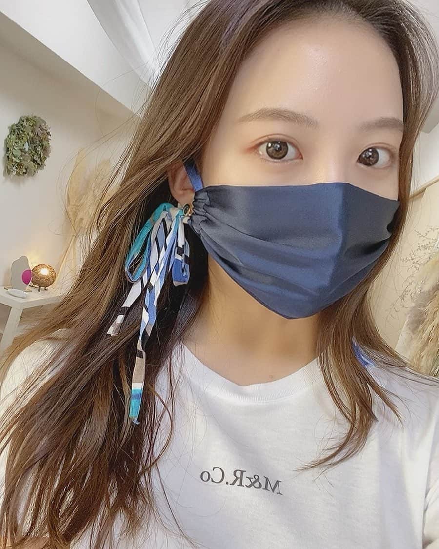 大野真昂のインスタグラム：「☺︎  最近、EmuOneリペアセラムという PARAFUSE.のオールインワンスキンケアのみ にしたら肌荒れが一気に落ち着いた！😍✨  シルクマスクも必需品😷🤍 初めて紐長めにしてみた  2つともサロンでお取り扱いしております👍🏻 配送もできますので、ご希望の方は @mr.co_beautysalon  までDMお願いいたします😋  オールインワンのスキンケアって 楽すぎて素晴らしい ママもリコも使ってる🧏🏼‍♀️  #スキンケア #シルクマスク」