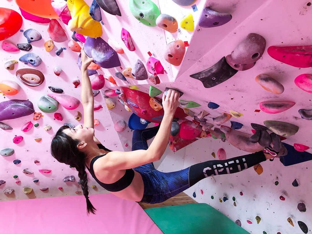 大田理裟のインスタグラム：「久しぶりに家のジムで🤩🤎🤎﻿ ﻿ #climbing #bouldering #クライミング #sportclimbing #champion #championjp #leadclimbing #training #ボルダリング #トレーニング #homegym #家トレ #homewall #sports #gym」