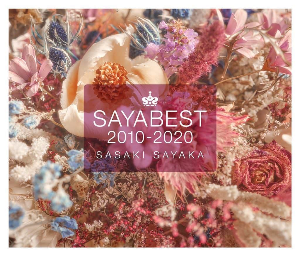 佐咲紗花のインスタグラム：「. 2020.11.11 リリースの 10周年記念ベストアルバム 「SAYABEST 2010-2020」  ジャケット写真が解禁されました。 MVの時にも話していた 地元・秋田の地元・外旭川にある 『FLOWER DESIGN green piece』さんに 監督とイメージをお伝えして 特別に作っていただいたドライフラワーのブーケ。 あまりに素敵だったので、 そのままジャケットにもどどんとお迎えしました。  中のブックレットや これからお見せするであろう写真にも たくさん登場するかと思います。  10周年のメモリアルなアルバムに 愛する故郷・秋田で繋がった優しさが 写真でも映像でも残せたことで より想い出深い作品にできました。  関わって下さったすべての皆さまに感謝を込めて 大事に大事にリリースします。  詳細はこちらから http://sasakisayaka.com/news/616.html  「SAYABEST 2010-2020」 2020.11.11発売 3枚組50曲収録¥4,500(税別)  10年分の感謝を ぜひ受け取ってくださいね♡   #greenpiece #SAYABEST #佐咲紗花」