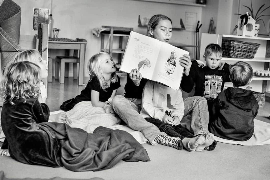 ルモンドさんのインスタグラム写真 - (ルモンドInstagram)「Une quinzaine de landaus trônent devant l’école aux façades en bois rouge. C’est l’heure de la sieste à la Holmgårdens förskola. Situé dans un quartier pavillonnaire, dans le vieux Täby, la banlieue chic de Stockholm, l’établissement ressemble à n’importe quelle maternelle suédoise, avec ses tapis au sol, ses petits meubles de bois clair et ses salles remplies de jouets et de matériel pédagogique.⁣ Cette école était un établissement public avant d’être privatisée par la majorité municipale de centre droit en 2001. Aujourd’hui, 68 des 71 maternelles de la commune sont privées. Même chose pour la moitié des écoles primaires et des collèges et six des huit lycées de la localité. Parmi les 290 communes du royaume, aucune n’est allée aussi loin que Täby. Education, maisons de retraite, aide à domicile et aux personnes handicapées… La municipalité achète 47 % de ces services auprès d’opérateurs privés, contre 16 % en moyenne dans les autres communes.⁣ En révélant de graves dysfonctionnements dans les maisons de retraite du royaume, où sont décédés plus de la moitié des morts du Covid-19 en Suède, la pandémie a relancé le débat sur les excès de la privatisation. Un sujet hautement polémique, car, si la majorité des Suédois y est favorable, ils sont aussi largement pour l’interdiction des profits.⁣ -⁣ 1 : Cours à l’école Holmgårdens à Täby en septembre⁣ 2 : Kajsa Söderberg, dirigeante de Täbypedagogerna, une entreprise qui possède 16 écoles maternelles à Täby⁣ 3 : Le centre-ville de Täby.⁣ 4 : Erik Andersson, le maire de Täby⁣ -⁣ Photos : Elis Hoffman (@hoffman_elis) pour @m_magazine⁣ -⁣ #Suede #education #economie」10月10日 19時24分 - lemondefr