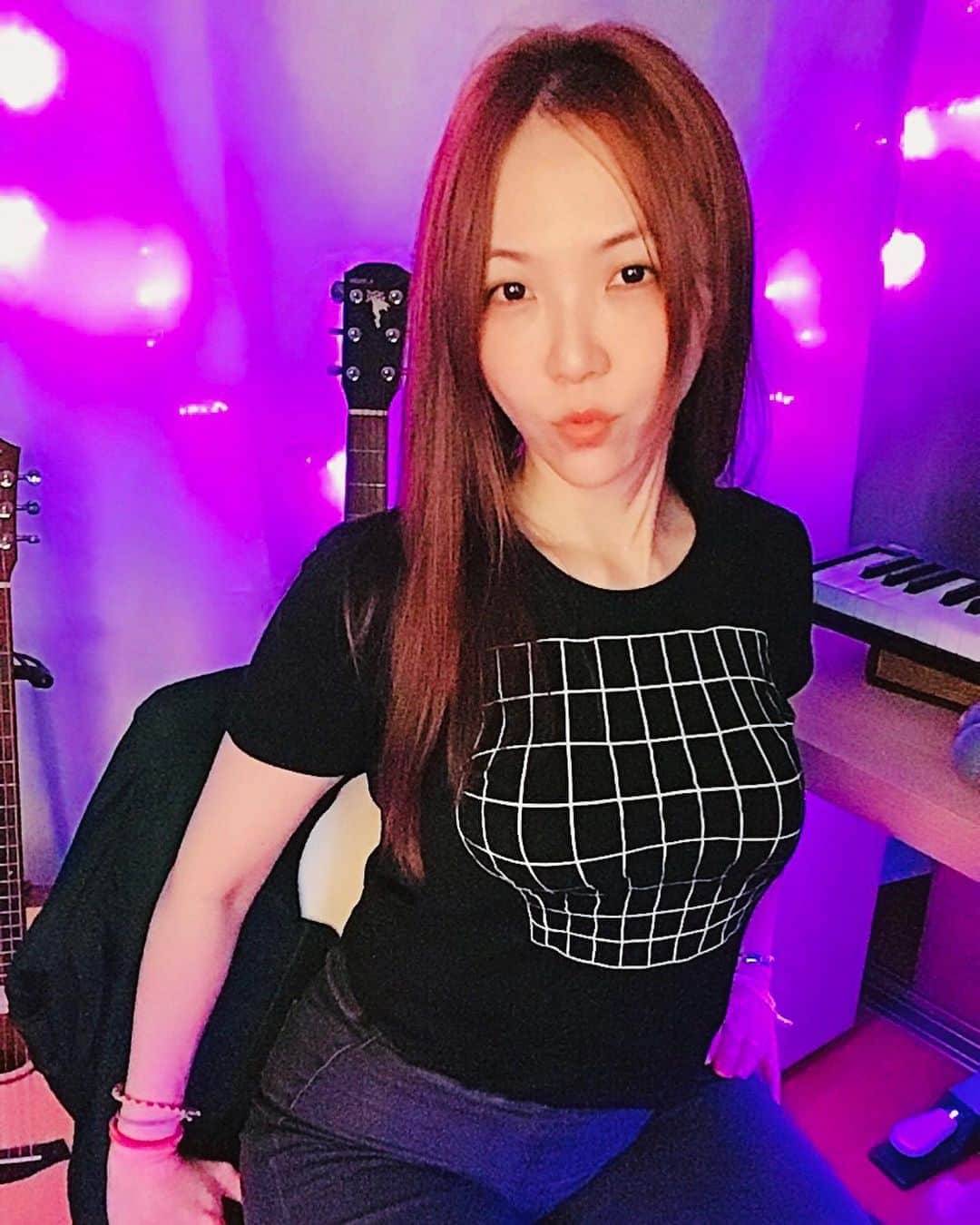 日之内エミさんのインスタグラム写真 - (日之内エミInstagram)「このデカパイ見えTシャツがやたら気に入ってる！笑🤣🤣🤣  いいでしょこれ😎👍 🤣🤣🤣 ここのデザイン好き過ぎていろいろもってるの😍 #巨乳美女 #着衣巨乳 #目の錯覚 #boobsgram  #asiangirls ...