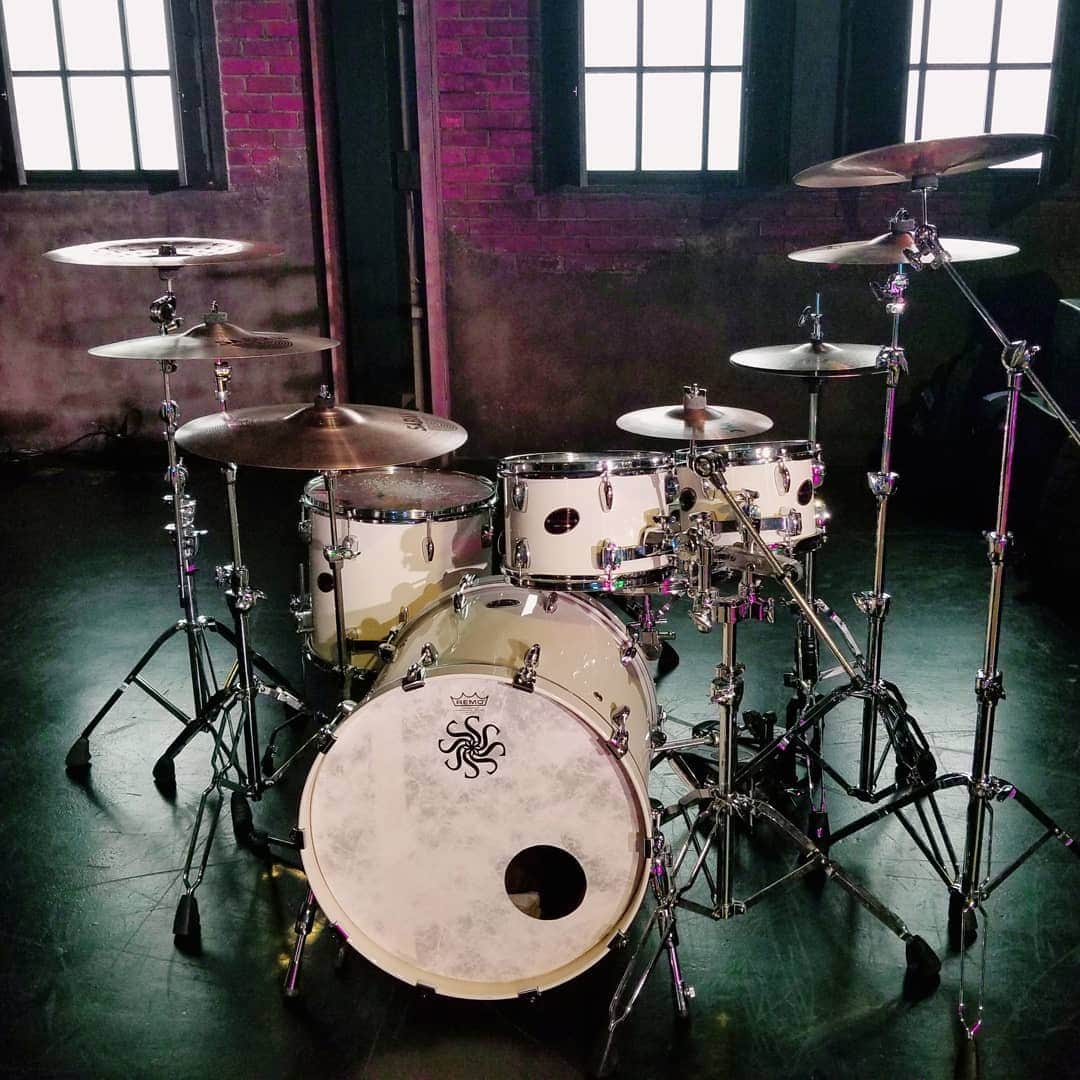 Yusukeのインスタグラム：「「魔法をかけて…」のMV撮影の時！  #ドラムの日  #ドラム #drums #heroyusuke  #sakaedrums」