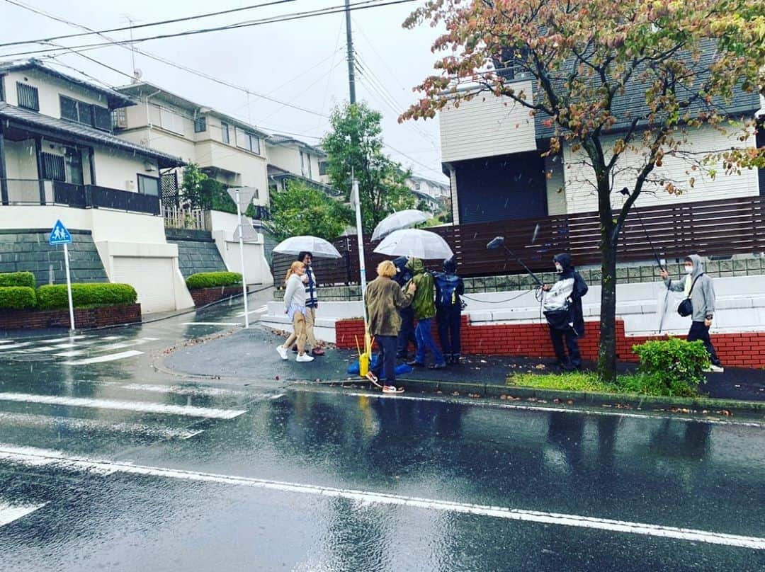 丸山桂里奈さんのインスタグラム写真 - (丸山桂里奈Instagram)「台風が来るかもと思うくらいの雨です。 ザーザーでした😭ですが、夫婦でロケなのでとにかく🔔元気いっぱいでしたよ〜う🐔🐷🔔 スタッフのみなさま、雨の中おつかれさまです。とにかく風邪をひかないようにお願いします🦊🦊🦊 そして、差し入れをいただきました🌞優しすぎます❤️ありがとうございました😊　  #ロケ #夫婦 #雨降り #元気いっぱい #明日もみなさまよろしくお願いします #いい意味で #インスタバエ」10月10日 19時36分 - karinamaruyama