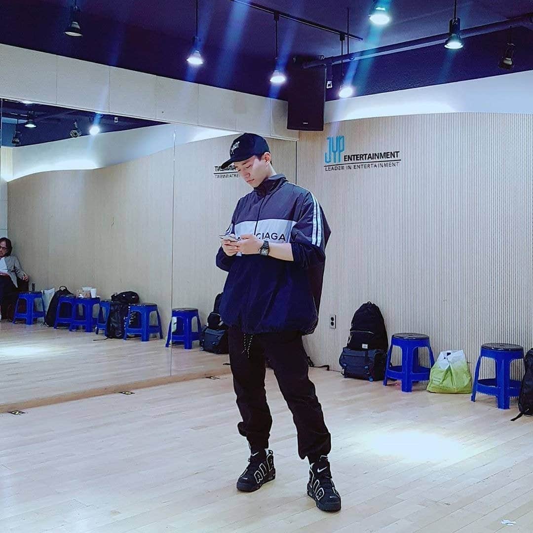 ジュノ のインスタグラム：「갑자기 저 연습실이 그립다」