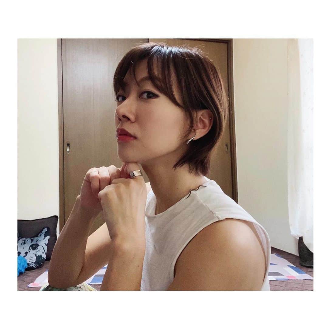 のインスタグラム：「6年ぶり💇‍♀️ スッキリ。 * * 昨日の康代さん（ @yasuyofukai ）の投稿がすごくすごく、染みています。 * 「このご時世だからなかなか前のように当たり前に会ったりできないこともあるけど、離れてても気にかけたり、かけてもらったり会いたいなと思いあえる人がいれば幸せ」 * あー本当にそうだな、と思いました。 自粛が明けて会えた人も会えていない人も、大事に思う気持ちは変わらない。 * それに、自分のことを同じように考えてくれている人がいるかもしれないと思うと踏ん張れる。 * 誰もが誰かの大切な人です🌿 目に見えなくても 耳に聞こえなくても 気持ちのつながりは確かにある。 * 何かがあって髪を切ったというより 髪を切ったことで自分の中で色々なことが クリアになった、そんな感じです。 いや、本当は着けたいイヤーカフがあって 髪を切っただけかもしれません🤫 * 変化を楽しみましょう。 * #ショートヘア #ショート #ショートカット」