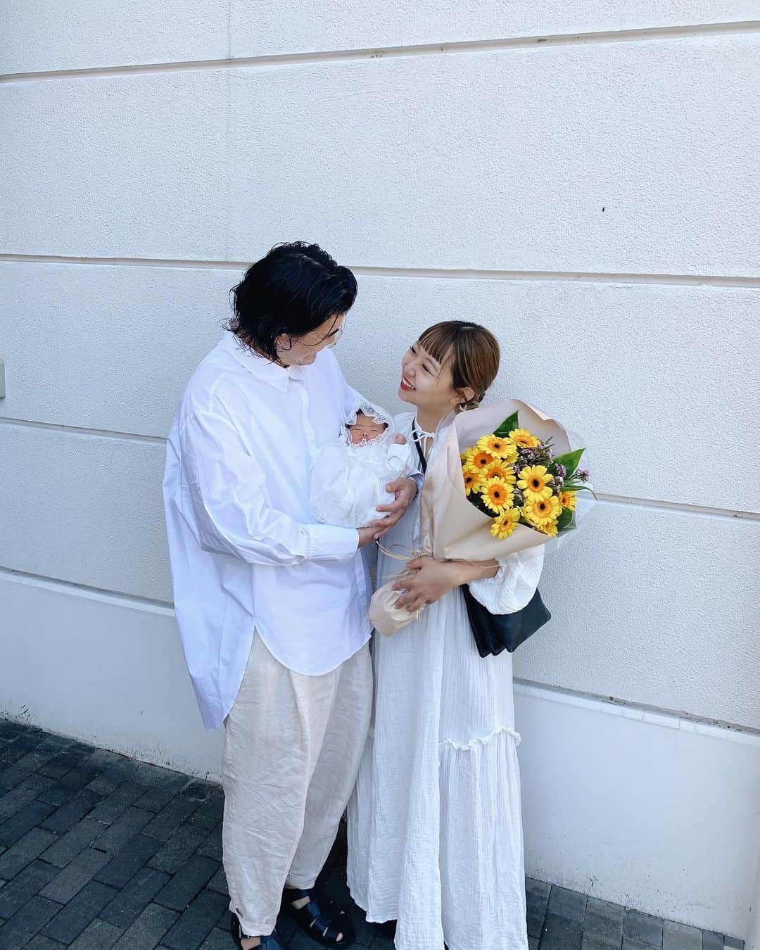 のインスタグラム：「10.6 無事に退院🕊 お迎えに来てくれた家族の顔見て 嬉しくてほっと安心🥺 かわいいお花のプレゼントも ありがとう👨🏻💓 会えたね👶🏻🧸🍒#ミニチュアマイ」
