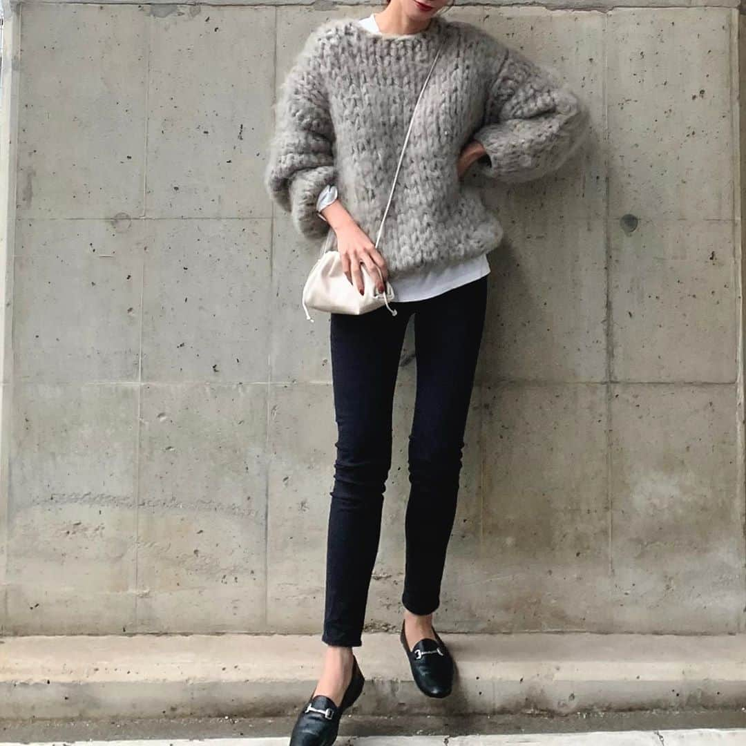 Nagiさんのインスタグラム写真 - (NagiInstagram)「壁と同化🐭 . . knit. #etretokyo  bottom. #hm bag. #bottegaveneta  shoes. #beautyandyouth  . . . . #today#code#ootd#outfit#fashion#今日の服#コーデ#ファッション#シンプル#シンプルコーデ#ニット」10月10日 19時34分 - nagina001