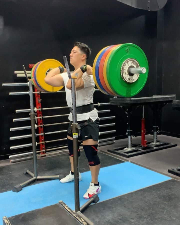 山本俊樹のインスタグラム：「- @blackships_choujin1   front squat 200 kg  雨ニモマケズ 風ニモマケズ 耐エテ勝ツ  #ウエイトリフティングやろうぜ  #耐えて勝つ #率先垂範 #FINELAB #CHRIO #CHERANDKER」