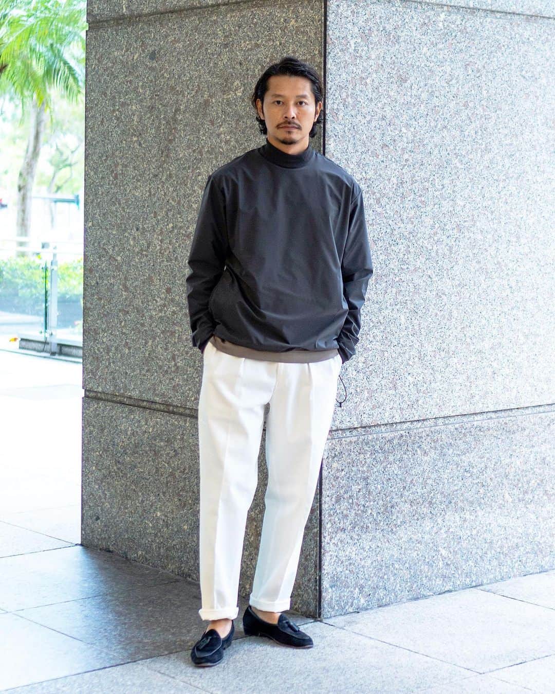 高田朋佳のインスタグラム：「@colony_clothing “solotex” mock neck. It has excellent functions such as stretchability and heat retention. You can also add an accent to the silhouette with a drawcord at the hem.  Match elegantly with white trousers and @baudoinlange shoes.  ———————————————————————— #dressstyle #elegantstyle #modernclassicstyle #newclassicstyle #fashion #mensfashion #mensdressstyle #suitsstyle #dapperstyle #takadachannel」