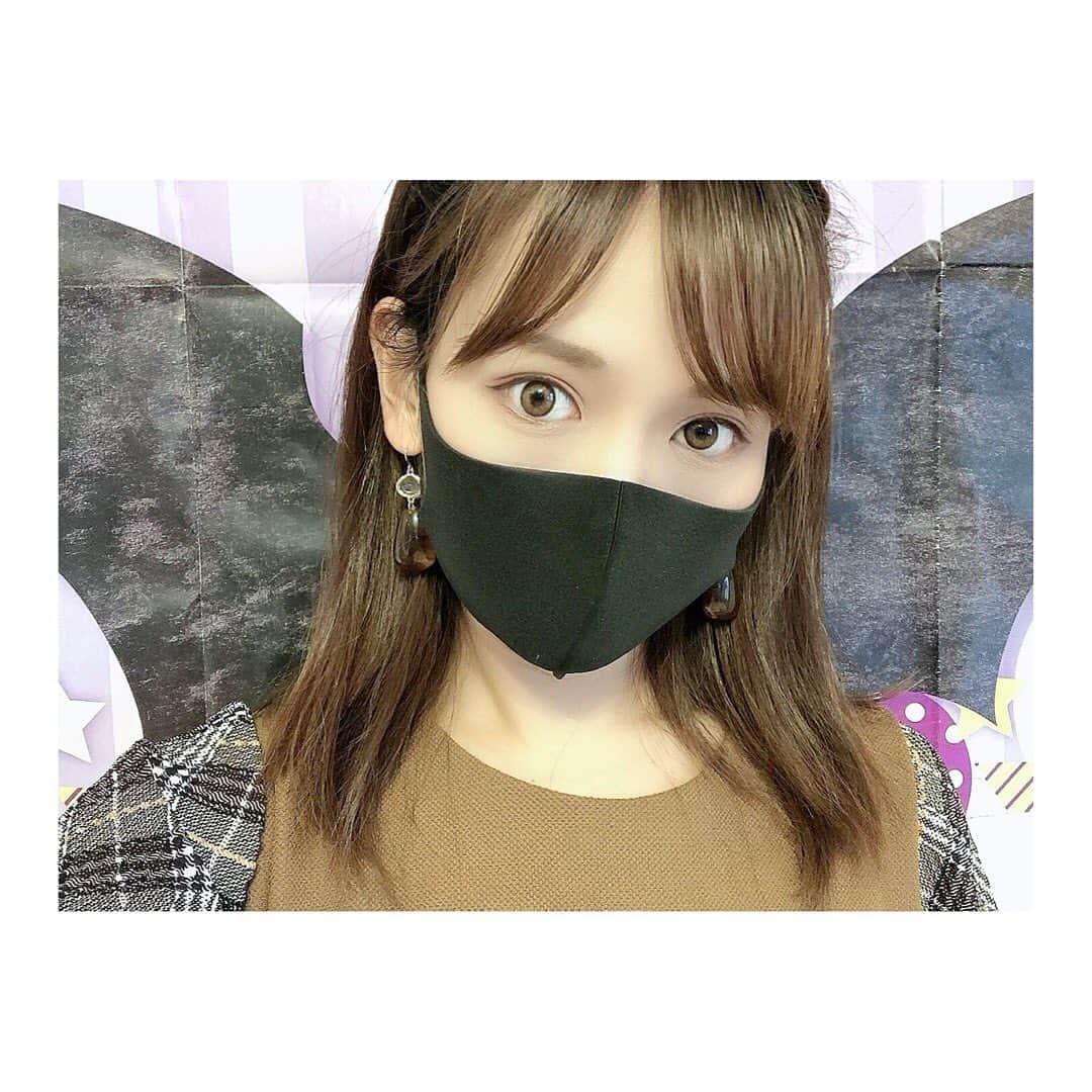 小河結香のインスタグラム：「初黒マスク😷 生まれて初めて黒いマスクを買ってみた✋ もっとお洒落に着けこなせると思いきや なんていうか…地雷感が…⚡️ 顔からしてもはや地雷ちゃん😈 地雷の作り方なんてよく分からんけどね💧 デスノート持ってそうな感じ❓ 最近の流行は難しいね🤔笑 #黒マスク #スリコのマスク #地雷系女子 #流行りについてけない」