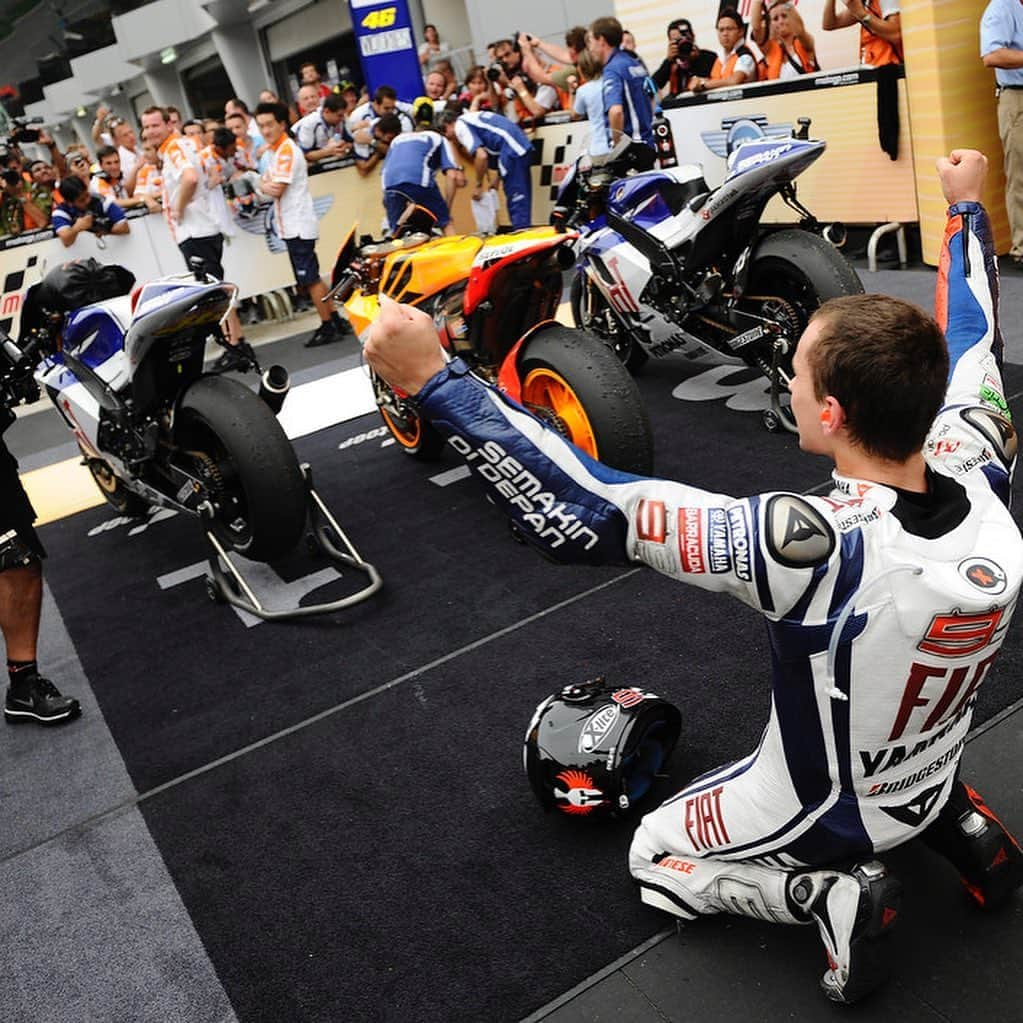 ホルヘ・ロレンソさんのインスタグラム写真 - (ホルヘ・ロレンソInstagram)「Ten years ago today, I fulfilled the greatest dream that a motorcycle rider can achieve: Being a @motogp World Champion 🏆🥇  The 10-10-10, a date I will never forget and probably the happiest day of my life. Very sweet memories of a magic day for me, @yamahamotogp and the spanish motorcycling. ✍️😌🙏  #2010 #sepang #malaysia #worldchampion #motogp」10月10日 19時41分 - jorgelorenzo99