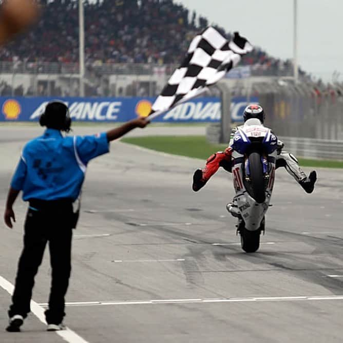 ホルヘ・ロレンソさんのインスタグラム写真 - (ホルヘ・ロレンソInstagram)「Ten years ago today, I fulfilled the greatest dream that a motorcycle rider can achieve: Being a @motogp World Champion 🏆🥇  The 10-10-10, a date I will never forget and probably the happiest day of my life. Very sweet memories of a magic day for me, @yamahamotogp and the spanish motorcycling. ✍️😌🙏  #2010 #sepang #malaysia #worldchampion #motogp」10月10日 19時41分 - jorgelorenzo99