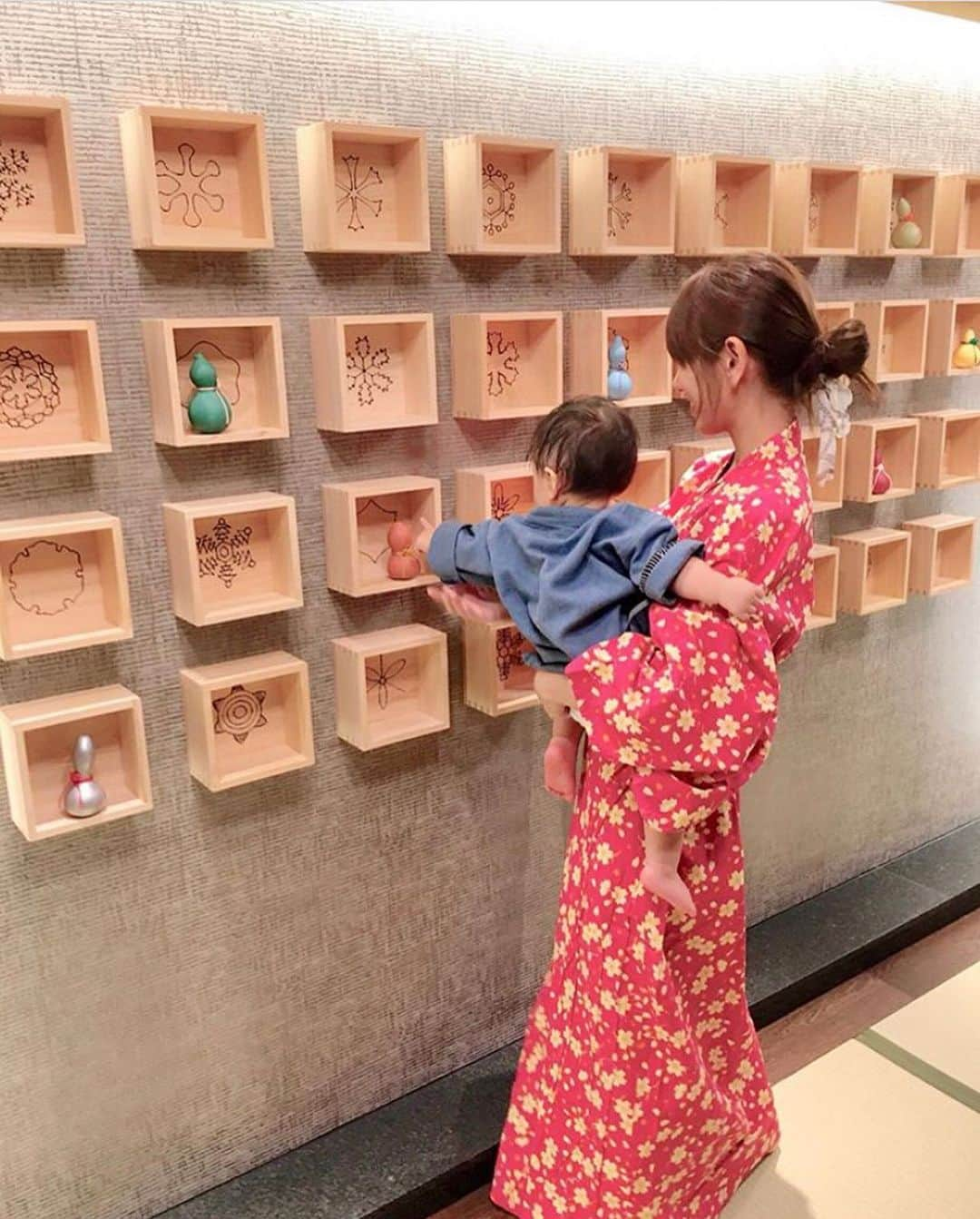 阿川麻美さんのインスタグラム写真 - (阿川麻美Instagram)「息子と一緒の時はなるべく自分の荷物は最小限に。  @celes_perfume で 2.5mlと0.75mlのミニサイズの3種類をオーダーしてみたよ💗  小さくてポーチにすんなり収まるサイズ感が嬉しい😆  香水ってお店で付けていい香りだと思って購入してみても いざ外で付けてみるとなんか違ったかな〜ってことが 何度かあったので これだとリーズナブルだしいろんな香りが試せて嬉しい😍👍  今回は ✔︎ メゾンフランシスクルジャンーアラローズ ✔︎ジョーマローンピオニー＆ブラッシュスエード ✔︎ヴァンクリーフアーペル　カルフォルニアレヴェリー の３つをお願いしました❤️  みなみに私たち夫婦の結婚指輪も @vancleefarpels です💍💗  #セレス #Celes #フレグランス #デパコス #おすすめ香水 #香水コレクション #匂いフェチ #pr#ヴァンクリーフ  #男の子ママ  @jomalonelondon  @maisonfranciskurkdjian」10月10日 19時41分 - asamichi922