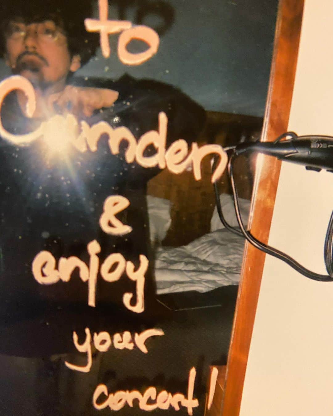 のインスタグラム：「ロンドンで自撮りしたやつ。羽田で買った「写ルンです」で。ピントが合ってないね。  #london #comdentown #asiankungfugeneration」