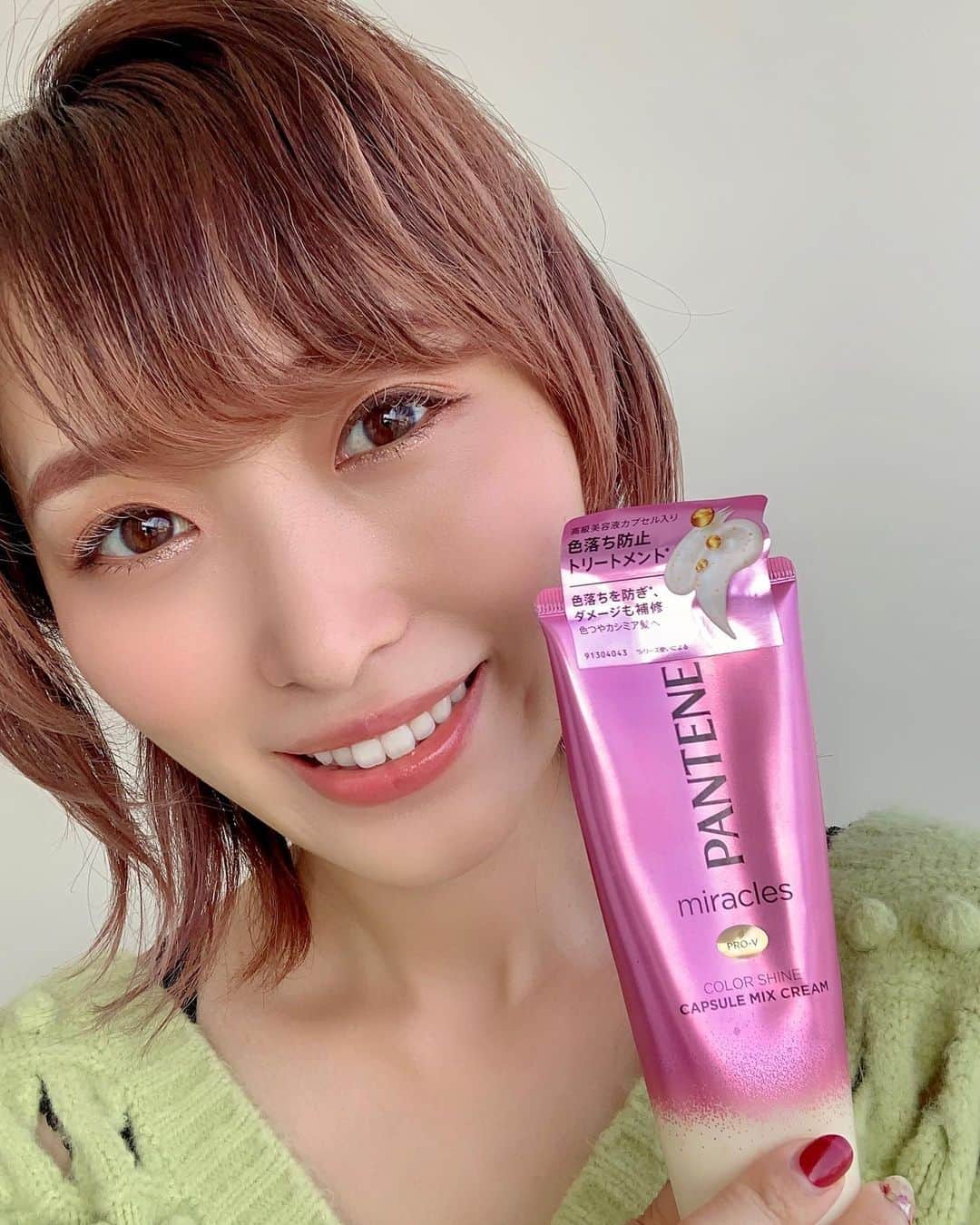 くまみきのインスタグラム：「パンテーンさんから #パンテーンミラクルズ の #色落ち防止トリートメント をいただいたので、30日間使ってみました✨﻿ ﻿ 今回のカラーは毛先に紫が少し入ってて、普段なら30日間も経てば完全に色がなくなるんだけど今回結構残ってるの😳！びっくりした〜🥺✨﻿ 普通のカラーのところも普段なら2週間くらいで色落ちたな〜って感じるんだけど、いつもより色落ちがゆっくりに感じたよ〜✨﻿ ヘアカラーで開いた髪のキューティクルを、濃厚クリームが閉じるから色落ちを防止してくれるんだって！﻿ いつも髪色変えまくりで、色を変える度にその色に合ったカラーシャンプーを買って過ごしてたのですが、どんな髪色にも使えるから﻿ その必要が無いのが何より楽で良いなと思いました💪🥰！﻿ ﻿ ダメージ補修もしてくれるからトリートメント使用後はツヤっとまとまってくれるのも嬉しかったよ🥰﻿ あとシャンプーの泡立ちが良くて好きだった✨サルフェート無添加でやさしく洗えるんだ〜☺️﻿ ﻿ その時のカラーとかでも個人差があると思うけど、見た目もピンクでテンション上がるし、みんなもぜひ使ってみてね〜✌️💗﻿ ﻿ @pantene_jp_official﻿ #30日後の私からお願い #PR #パンテーン #トリートメント#ヘアカラー」