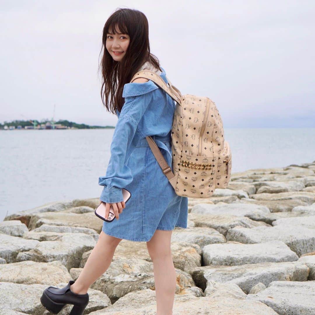 金久保マユ（ぼんぼん）のインスタグラム：「今日も1日お疲れ様でした〜！ . 明日は18時から、前からやってみたかったゲーム配信をミルダムというアプリからやってみようと思います🙋‍♀️ . ちょっとテスト配信を兼ねてですが、、！是非遊びにきていただけたらうれしいです🥺♡ . . URLはれないので アプリインストールして「金久保マユ」で検索してください🙇‍♂️ . . . . . . . . .  #きょコ#美意識向上#秋コーデ#夏コーデ#すき#美意識向上#かわいくなりたい#メイク#ぴんく#ヘアアレンジ#ワンピース#ポートレート#写真#ファッション#前髪#ぱっつん#水着#水着コーデ#水着姿#水着女子#プール#海#ホテル#旅行#映え #カメラ好きな人と繋がりたい#love#photo#camera#animegirl」