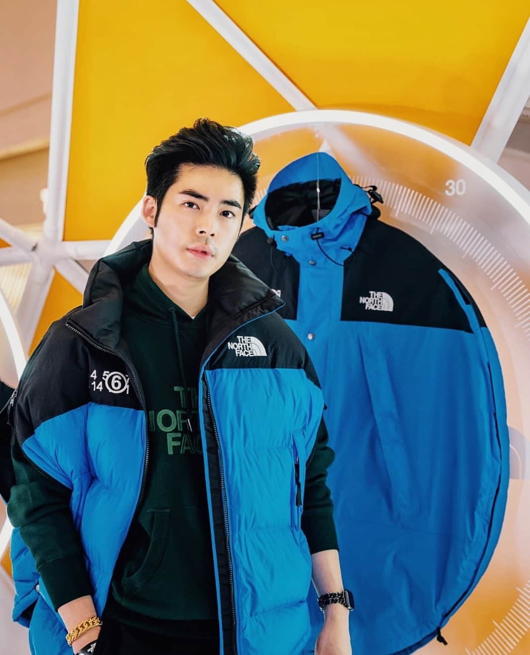 Christoffer Chengのインスタグラム：「Outdoorsy x chic is quite the new trend 😉  @tnf_urbanexploration_hk #MM6THENORTHFACE #NEVERSTOPEXPLORINGp」