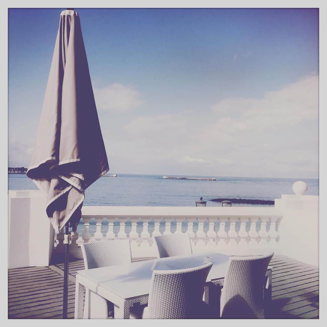 エマニュエル・ベアールのインスタグラム：「@fifsaintjeandeluz  @luzgrandhotel  #roomwithaview☀️🌴😘」