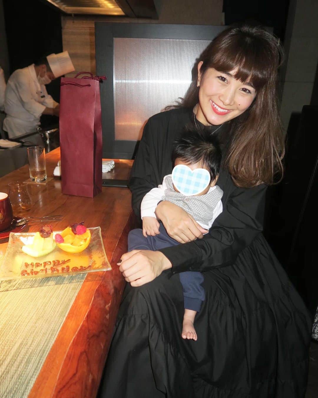 Mai Wakimizuのインスタグラム：「お誕生日イヴ、主人にお祝いしてもらいました＼(^o^)／(もちろん今年もプレートは私自らオーダー。名前を名乗るのは恥ずかしかったので"happy birthday"のみでお願いしたら、何の迷いもなく息子の前に置かれました。えっと、私が主役です。笑)家族3人で過ごす初めてのお誕生日、息子は唯一の一張羅でおめかし♡ #happybirthday#男の子ママ#男の子ベビー#babyboy#生後2ヶ月」
