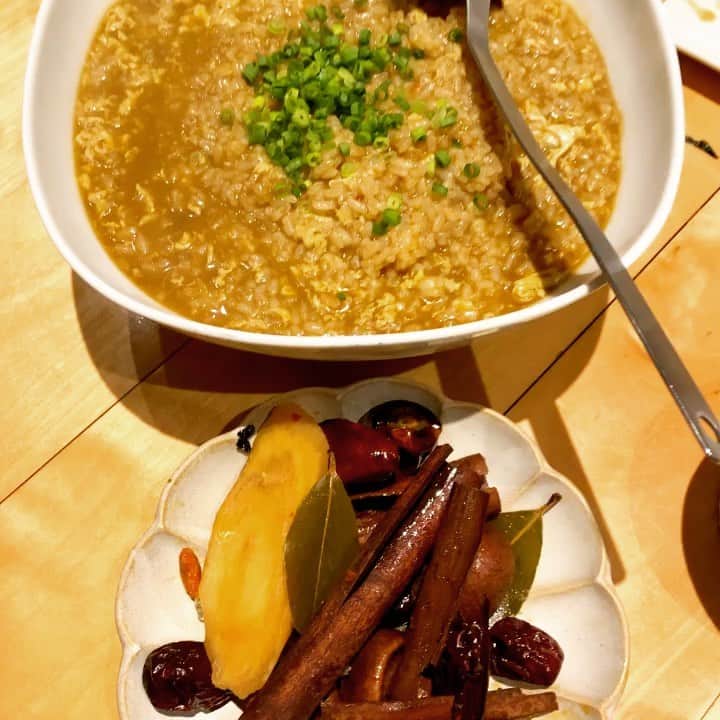 のインスタグラム：「♬BGM入り 🌶森の火鍋の〆は薬膳雑炊 【疫病退散】【血行促進】【滋養強壮】【疲労回復】【デトックス】 四川唐辛子・花椒・八角・月桂樹・桂皮・龍眼肉・ウイキョウ・陳皮・ナツメ・クコ・チョウジ・ワイサン・クチナシ・良姜・草果。全15種のスパイシー旨辛スープのエキスが凝縮した雑炊。 《Lunch 11:30-14:30/ Dinner 17:00-23:00/テイクアウト＆デリバリー11:30〜》  #薬膳火鍋 #火鍋 #火鍋スープ #美味しい火鍋が食べたい #森の机 #恵比寿森の机 #morinotsukue #恵比寿テイクアウト #ebisugourmet #恵比寿グルメ #恵比寿レストラン #恵比寿で火鍋 #恵比寿ディナー」