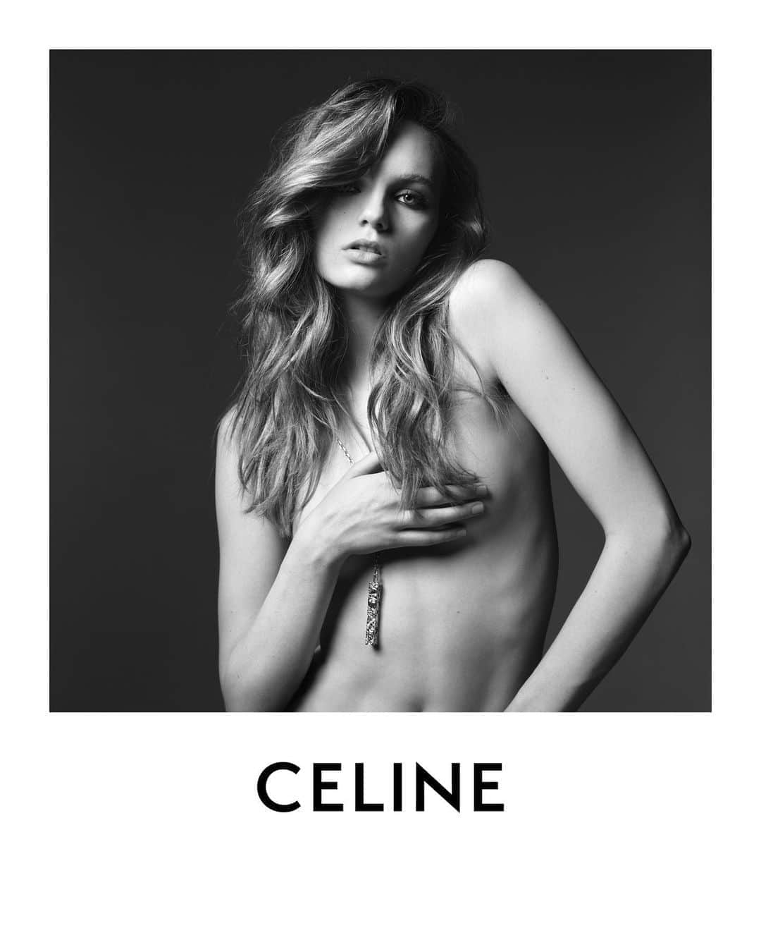 Celineさんのインスタグラム写真 - (CelineInstagram)「CELINE WOMEN WINTER 20 CELINE CESAR PROJECT COMPRESSION NECKLACE IN VERMEIL   AVAILABLE FOR WOMEN AND MEN IN SELECTED STORES   FRAN SUMMERS PHOTOGRAPHED BY @HEDISLIMANE IN SAINT-TROPEZ IN MAY 2020   #CELINEBYHEDISLIMANE」10月10日 20時08分 - celine