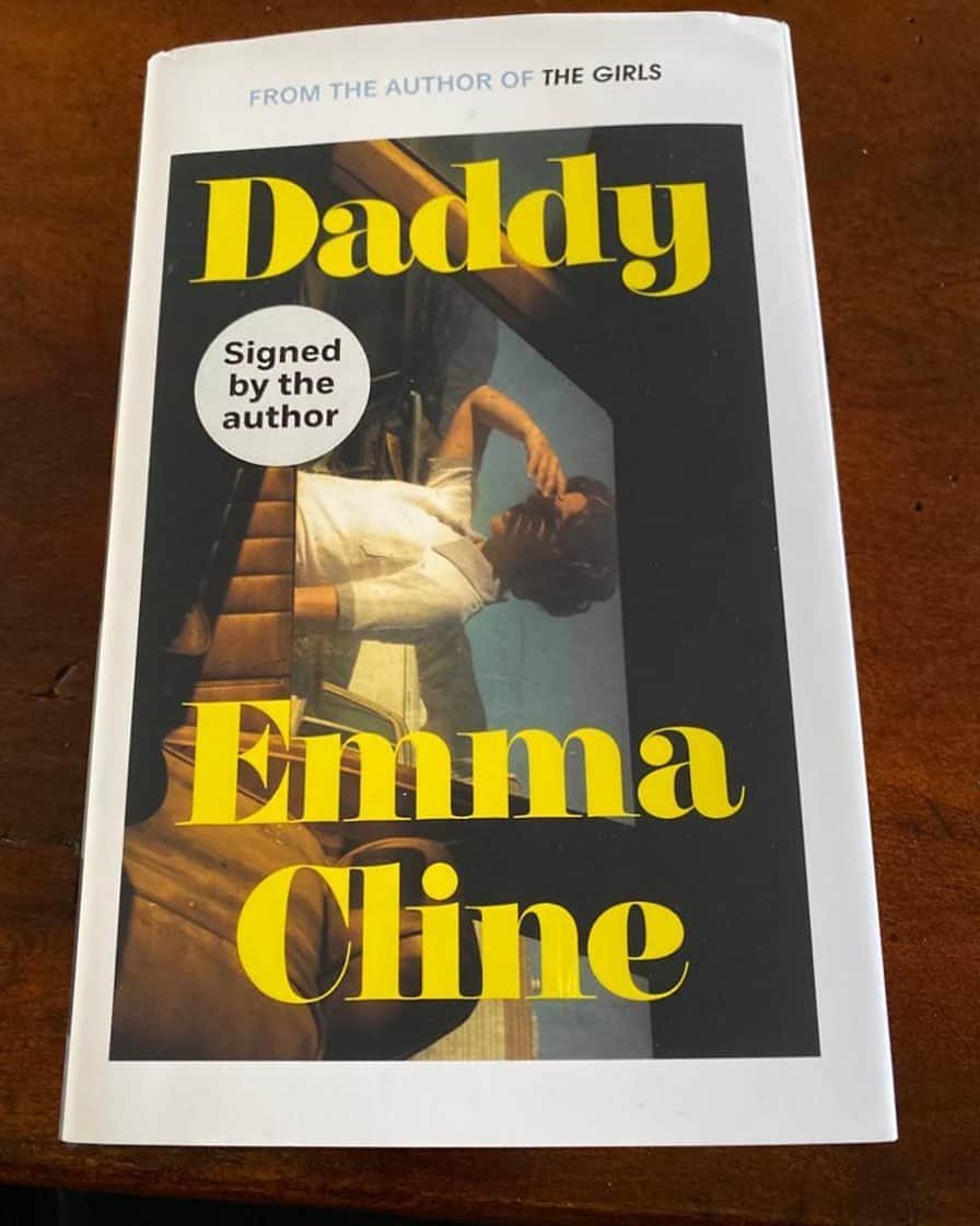 ValGarlandさんのインスタグラム写真 - (ValGarlandInstagram)「What I am reading this week, Emma Clines ‘Girls’ was brilliant, this , her new book is a collection of short stories, perfect ‘dip in’ reading ......  #ValsBookClub #WeekendReading #BookLovers」10月10日 20時08分 - thevalgarland