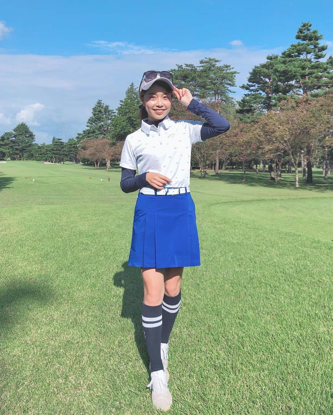 萩原菜乃花さんのインスタグラム写真 - (萩原菜乃花Instagram)「先日のラウンドコーデ⛳️  めずらしくブルーのウェア！ パキッとした色のスカートすき💙 ポロシャツはインナーもセットだよ🤝  天気が良くて顔が影になったから上向いたのが2枚目笑 写真って難しいねえ  サンバイザー、サングラス @eyevol_official  ポロシャツ、スカート、ベルト @srixonbydescente  ソックス @riendasuelta_golf  シューズ @adidasgolf   #武蔵カントリークラブ豊岡コース#ゴルフ#ゴルフ女子#ゴルフ男子#ゴルフコーデ#ゴルフウェア#eyevol#srixonbydescente#rienda#adidas#スポーツ#スポーツ女子#golf#golfgirl#instagolf#golffashion#golfswing#golfstagram#골프#高尔夫」10月10日 20時20分 - nanoka_hagiwara