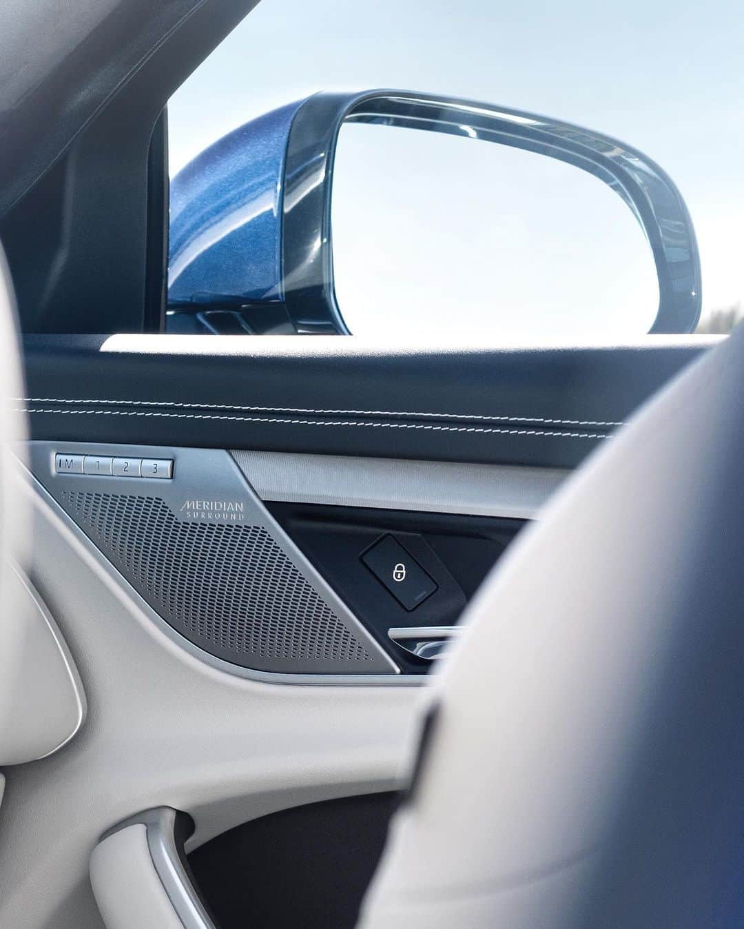 Jaguarさんのインスタグラム写真 - (JaguarInstagram)「Swipe to immerse yourself inside the #NewXF. First seen on #Jaguar #FPACE, the all-new interior design blends carefully selected luxurious materials and exquisite details to create a more comfortable, contemporary and refined experience.  #Premium #Luxury #Performance #Sport #Saloon #MHEV #Hybrid #AWD #ElectricCars #InteriorDesign #Technology #CarsofInstagram #CarsWithoutLimits #InstaCar」10月10日 20時13分 - jaguar