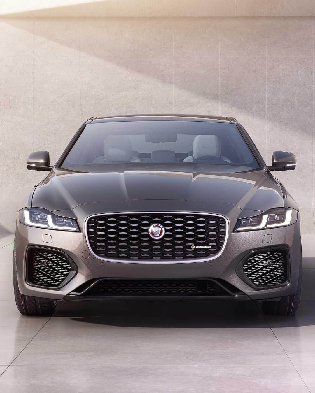 Jaguarさんのインスタグラム写真 - (JaguarInstagram)「Swipe to immerse yourself inside the #NewXF. First seen on #Jaguar #FPACE, the all-new interior design blends carefully selected luxurious materials and exquisite details to create a more comfortable, contemporary and refined experience.  #Premium #Luxury #Performance #Sport #Saloon #MHEV #Hybrid #AWD #ElectricCars #InteriorDesign #Technology #CarsofInstagram #CarsWithoutLimits #InstaCar」10月10日 20時13分 - jaguar