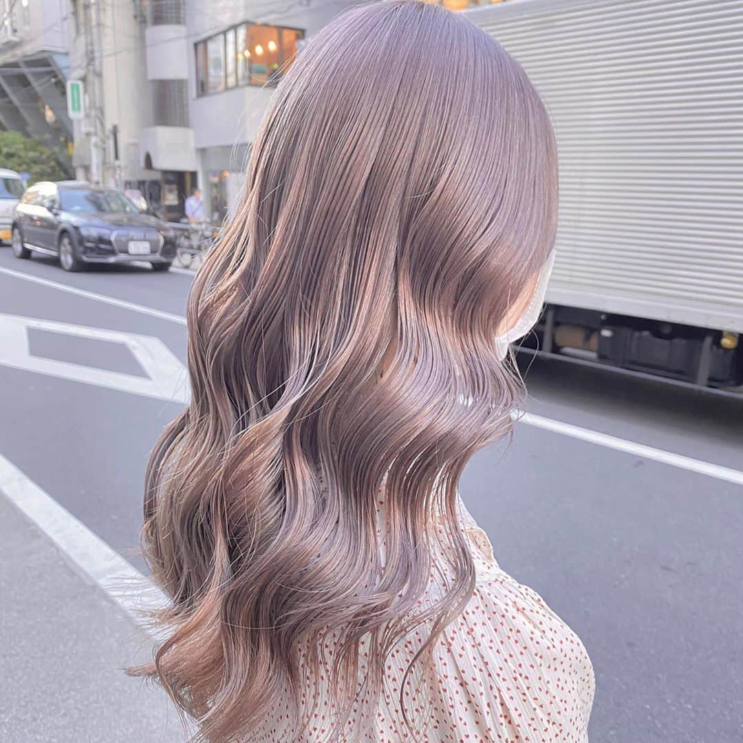 Beleza_official_instagramのインスタグラム：「ミルクティーベージュ👼 . ブリーチ二回です！ .  絶対に失敗したくない方は是非指名予約をおすすめします！！ . 僕だけのオリジナルレシピとマル秘テクニックで艶々サラサラハイトーンにします！！」