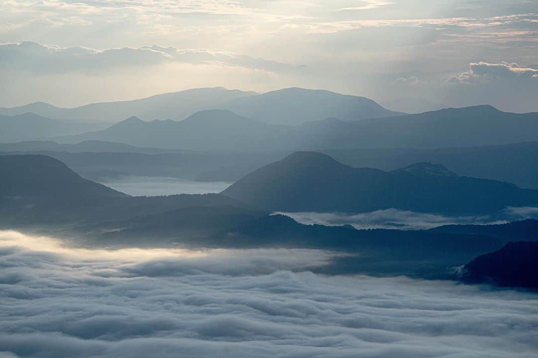 Hikaruのインスタグラム：「Sea of cloud.☁️ . . .  #北海道 #instagram #東京カメラ部 #tokyocameraclub #natgeo #bealpha #sonyphotography #pashadelic #team_jp #bestjapanpics #natgeo #ig_japan #natgeoyourshot #yourshotphotographer #myrrs #hellofrom #naturephotography #ig_worldclub #1x #landscapephotomag #landscapelovers #lovers_nippon #visitjapanjp #bbctravel #art_of_japan #splendid_earth #日本の絶景 #ig_great_pics #BBCtravel #ig_worldclub」