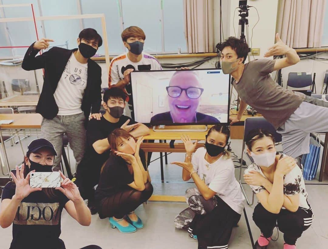 塚本直さんのインスタグラム写真 - (塚本直Instagram)「#帝劇ビューティフル  お稽古進んでおります！！  本日は振付けのジョイスと2回目のリモートレッスン！！ 私は新入りなのでマンツーマンレッスンまでして頂いて、、、初めましての第一声は  Welcome to Beautiful Family！！！❤️❤️❤️  もうなんだかそれだけで感動😢  愛とパッションのある的確な指導で本日も奮闘して参りました 💃💃💃💃🕺🕺🕺🕺✨  そして涙と溜息が出るくらい、 出演者皆さん素晴らしい歌声とハートの持ち主😍 乞うご期待♪♪♪  #帝劇ビューティフル  #ドリフターズ  #シュレルズ  #carolekingmusical  #beautiful #写真撮るときもみんなとhugしてるつもりよーって #なつこさん都合により合成ですが、まりえちゃんのお陰でとってもナチュラル。笑」10月10日 20時28分 - naotsukamoto