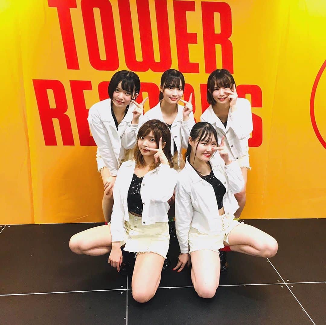 東坂みゆのインスタグラム：「#フラミングの法則  タワーレコード池袋さんにて  「Higher&Higher」 発売記念インストアイベント  お足元の悪いなか 来てくださった皆さん 有難う御座いました！❤️  この黄色のタワレコさんの背景の前で ライブができるなんて、、、😳💥⭐️ 有難いです🙇🏼‍♀️🙇🏼‍♀️」