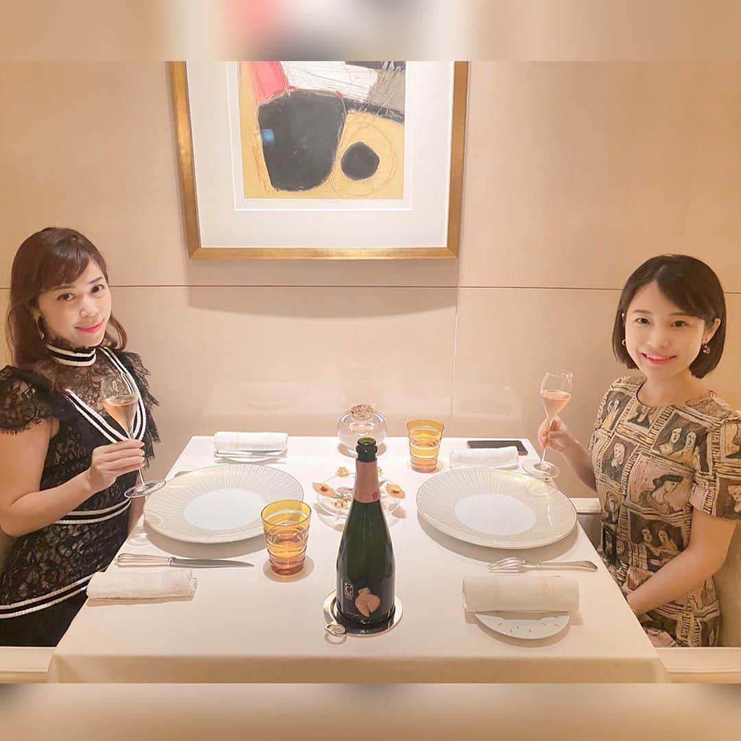 のインスタグラム：「親子deディナー🍽  娘ちゃんもワイン🍷好きだから、一緒に楽しめて嬉しい☺️💕  ロオジエはコースにチーズ🧀も入ってるからとってもお腹いっぱい🙌  デザートワゴンは全然食べられなかったけど目の保養になりました( ¤̴̶̷̤́ ‧̫̮ ¤̴̶̷̤̀ ) ✧  #ロオジエ  #銀座グルメ  #ミシュラン三ツ星  #食べログ4超え  #母と娘  #おいしい時間  #ワイン好きな人と繋がりたい」
