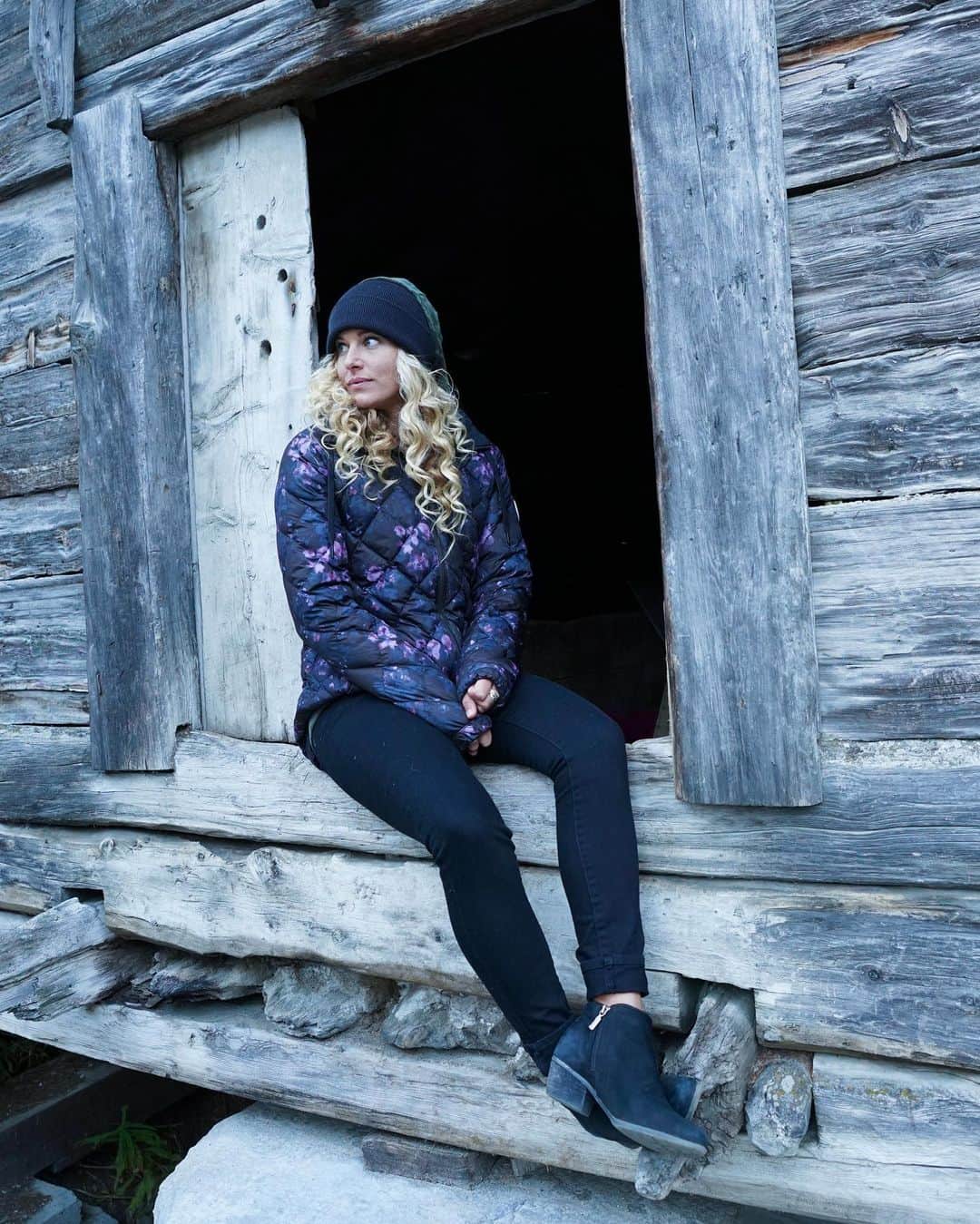 リンゼイ・ジャコベリスのインスタグラム：「Lost in the beauty of #Switzerland 📸 @sennaleith」