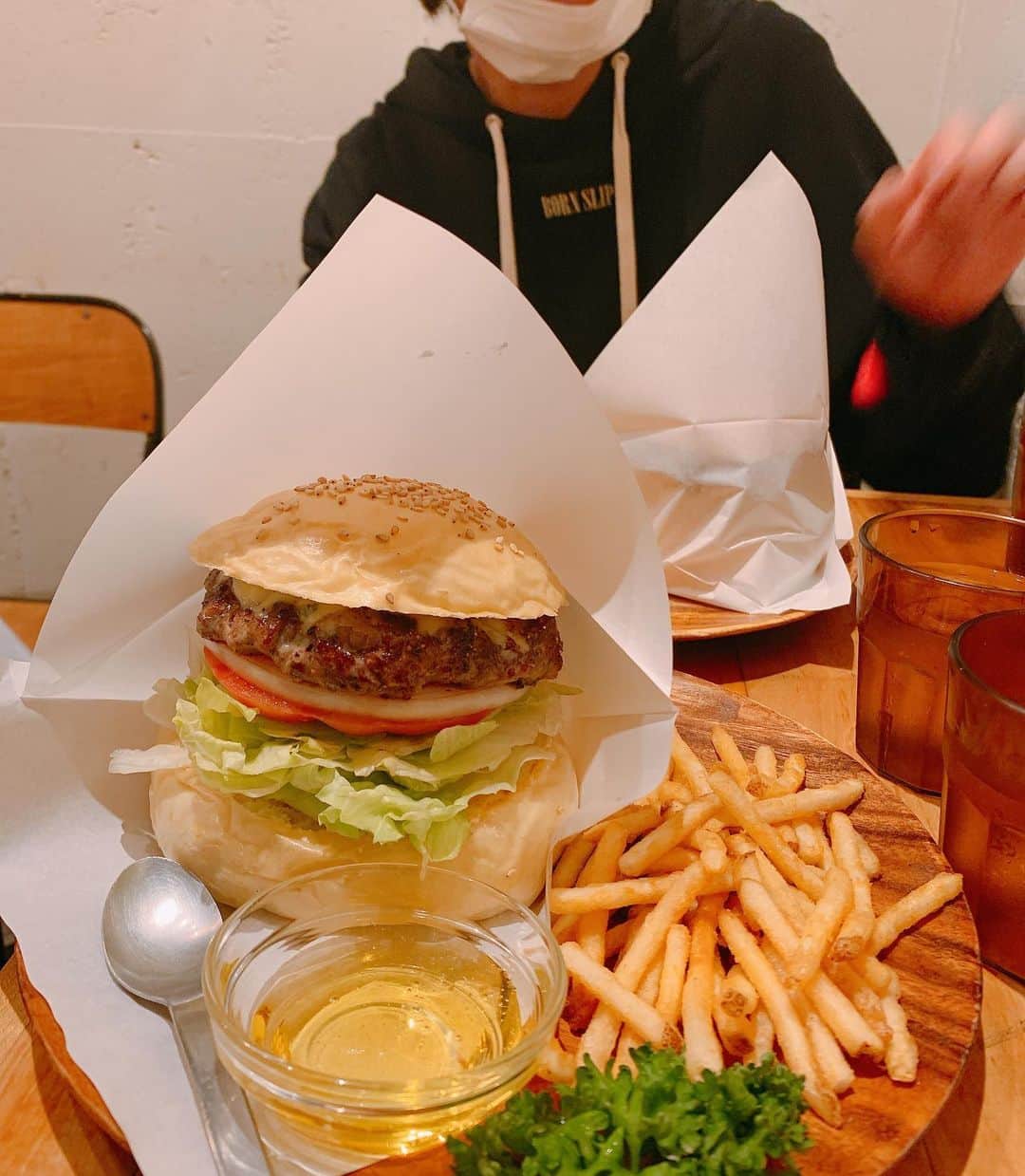 宮崎秋人さんのインスタグラム写真 - (宮崎秋人Instagram)「ハンバーガー。 大好きなハンバーガー屋さん。  #hamburger  #赤澤燈」10月10日 20時30分 - shuto_miyazaki
