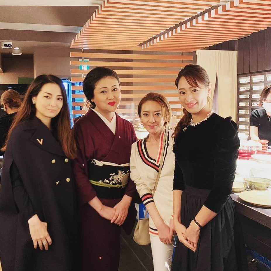 西川史子さんのインスタグラム写真 - (西川史子Instagram)「さやちゃんのお店で、慎太郎さんの素晴らしい目利きの 器の会があって、 自宅用、プレゼント用、両親用にと買わせて頂きました。  明日までやってます。 見ているだけで、ワクワクするような、癒し系のお皿が沢山で、明日もまた行ってしまおうかと思うくらい素敵でした❣️  #わだ家別邸 #慎太郎ママ #西麻布 #美しい食器」10月10日 20時32分 - dr.ayako_nishikawa