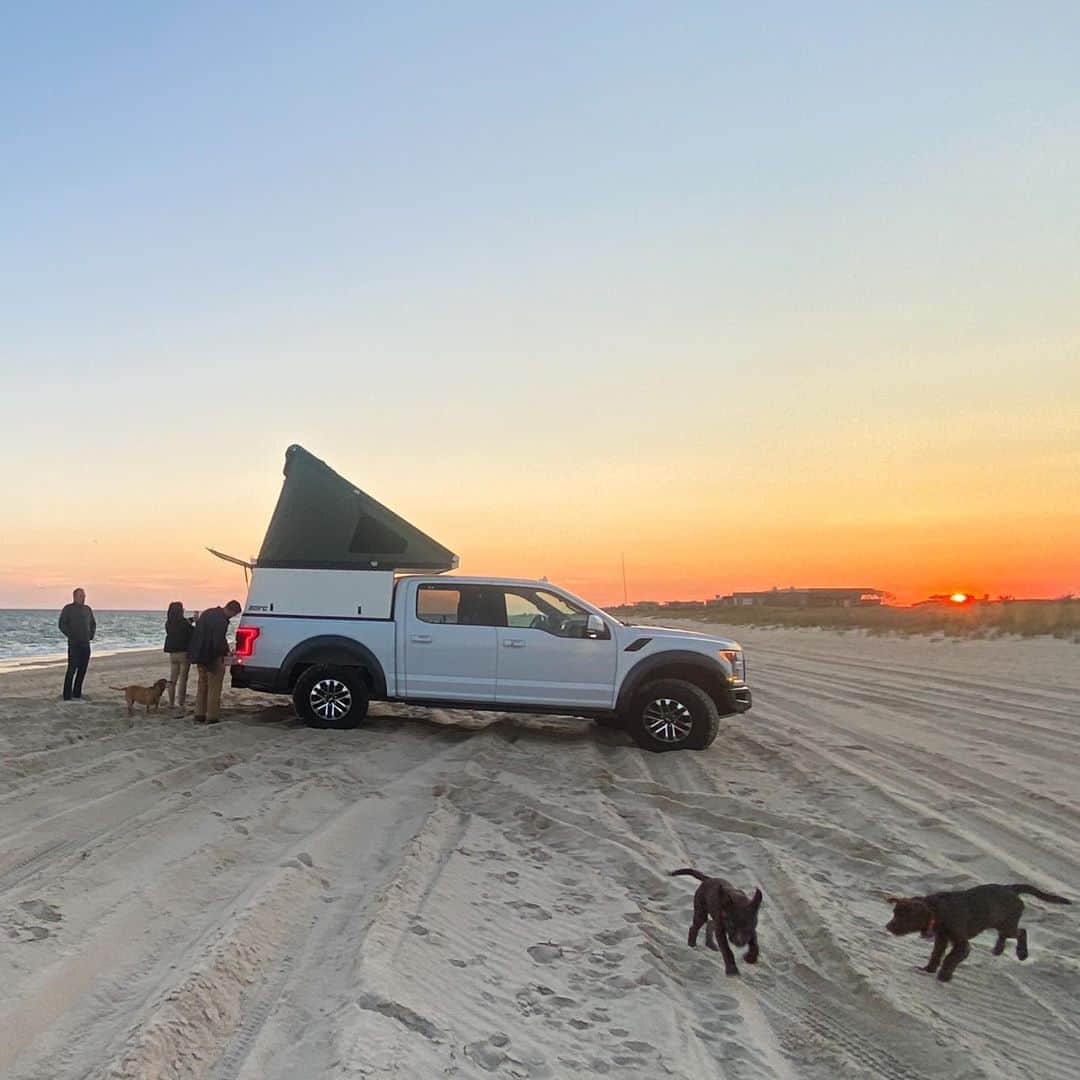 ボビー・ブラウンのインスタグラム：「It was quite a moment. Sundowners with a boy a truck a nephew a hubby and some dogs.」