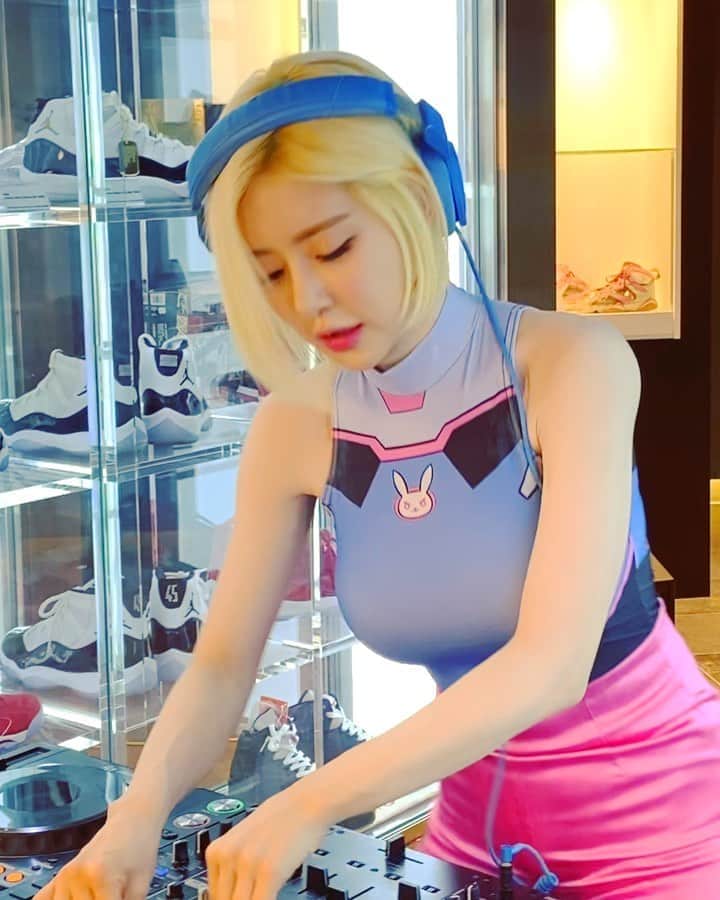 Dj Sodaのインスタグラム：「10월 11일 새벽 6시에 시작되는 라이브스트리밍 'Festival Season 3.0' 많이 봐주세용~💙💖💙💖 #fs3rd  Come see my stream on October 11th, 6:00 AM KST for 'Festival Season 3.0'. 💙💖💙💖 It will be live streamed via twitch.tv/festivalseasontv   GET READY AND STAY TUNED:  ✔October 10th (Sat) @23:00 PM (CEST)  ✔October 11th (Sun) 06:00 AM (KST) ✔October 10th (Sat) @14:00 PM (PDT)  🖥 twitch.tv/festivalseasontv」
