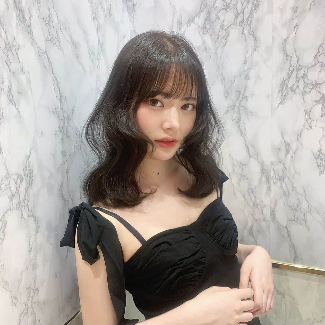 林桃絢美のインスタグラム：「・  こんばんは✨  美容院で撮影していただきました！ 普段着ないような衣装でドキドキでした💦 コンテストに出なかったら一生着ない系統だなぁと思い、色々な経験ができて良かったと思いました☺  本日も #もなポチ ,で応援していただけたら嬉しいです🌼  #日本女子大学コンテスト　#日本女子大学　#ミスコンテスト　#サロンモデル　#SHIMA　#撮影モデル #いいね返し #フォロバ100」